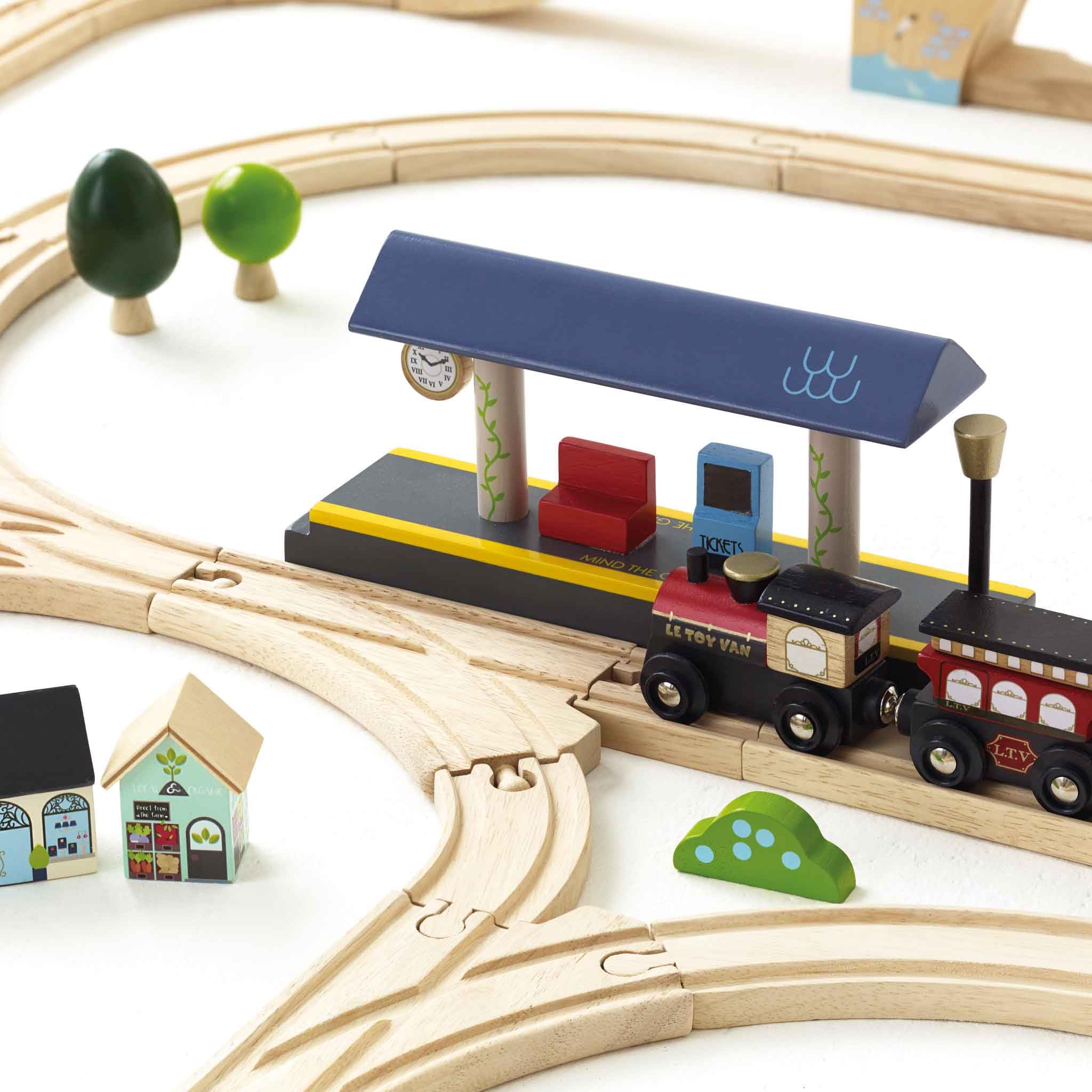 Le Toy Van - Cars & Construction - Wooden Train Set - London Train Set for 3 Year Old Boys and Girls - Train Track - 120 Piece Train Set - Role Play Toys - Girls and Boys Toys Age 3 +