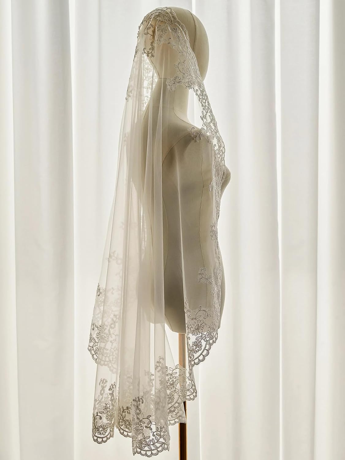 Lace Applique Edge Mantilla Fingertip Length Wedding Bridal Veil for Bride