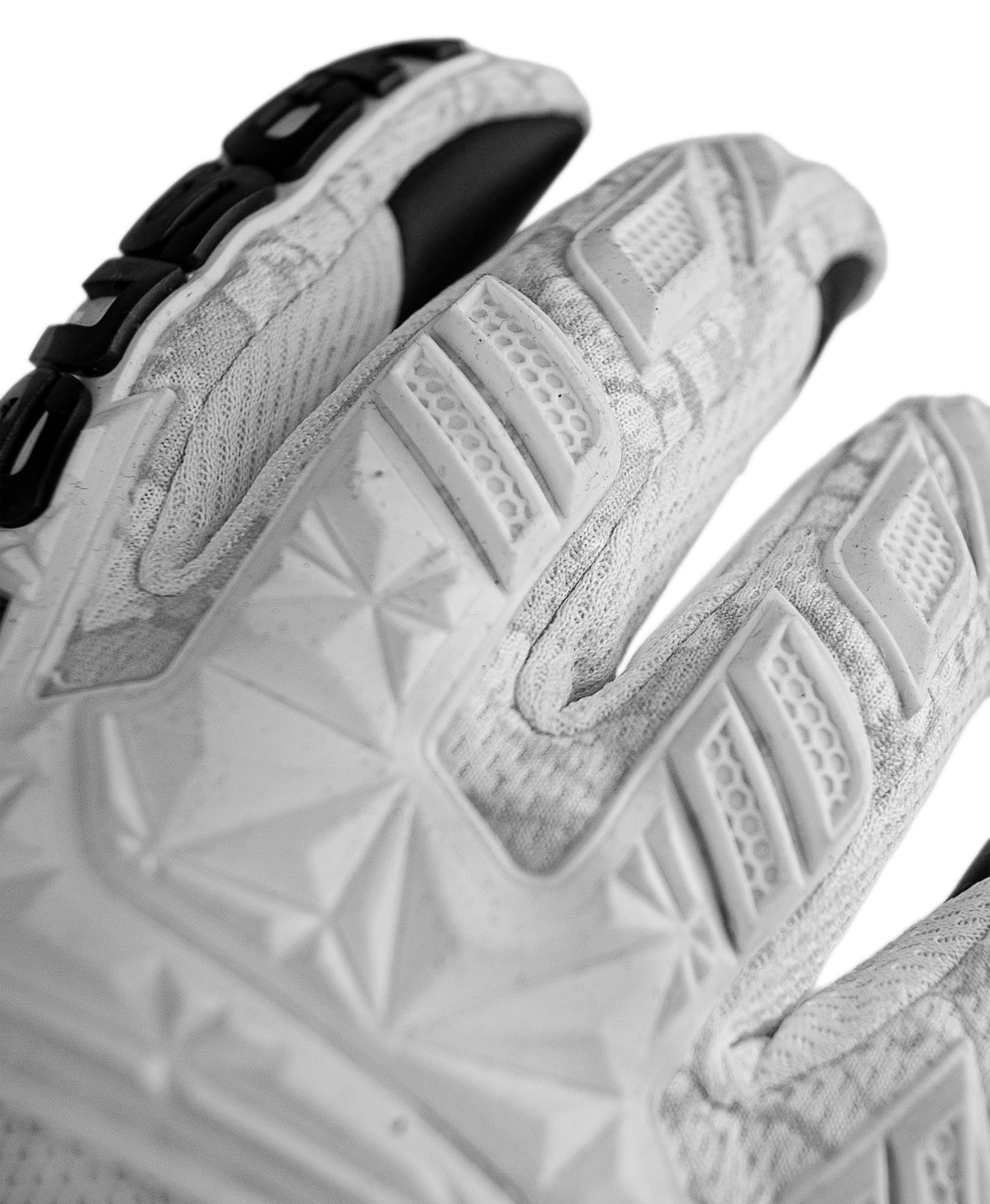 Reusch Torwarthandschuhe Herren Erwachsene | langlebiger Grip & präzise Passform | atmungsaktiv | für Training & Spiel | Kunstrasen, Naturrasen & Hartplatz | Größe 7,5-11 | Attrakt Freegel Infinity