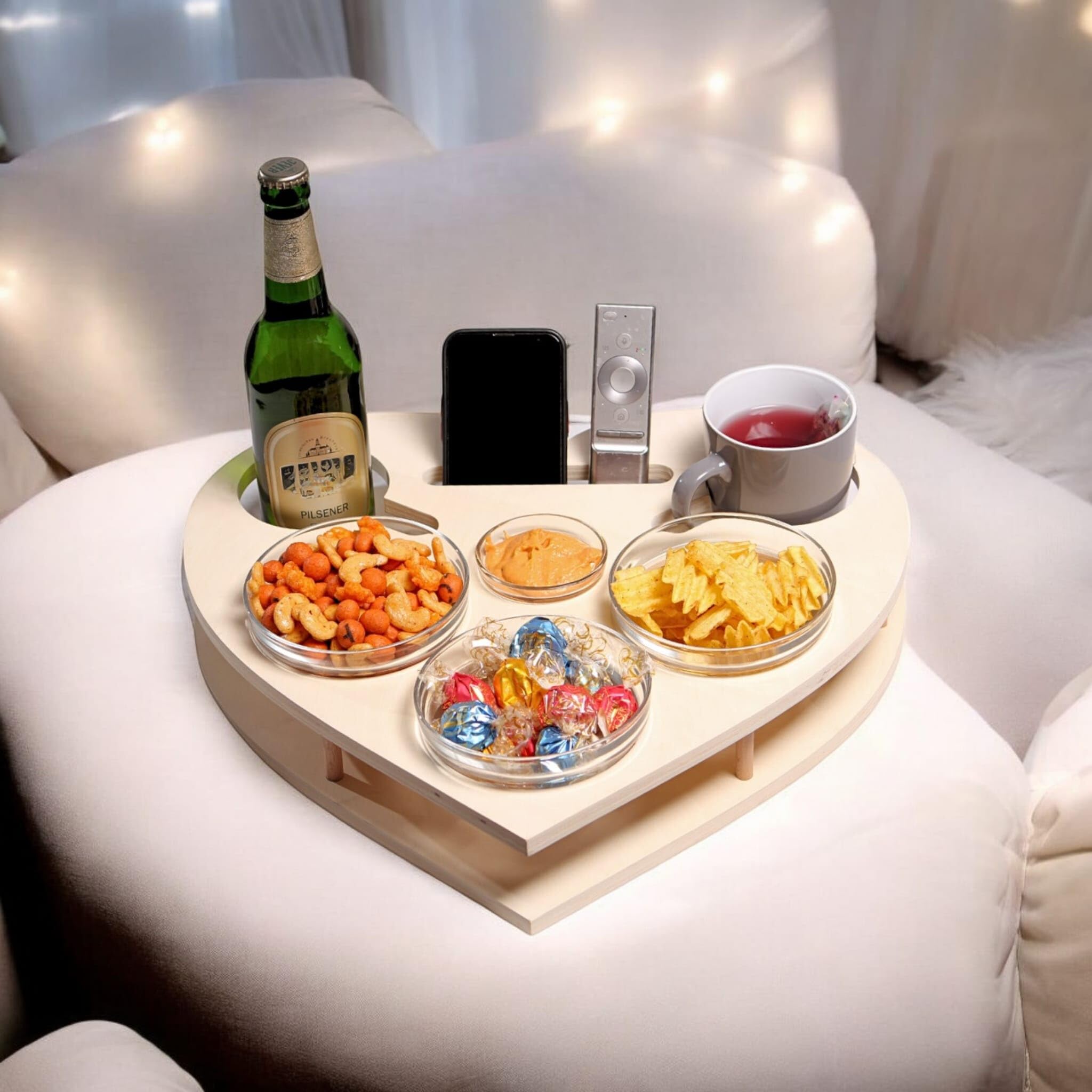 Herz personalisierte Couchbar in Weiß - Couch Bar Snackbar - Snackbox mit 4 Glasschalen - Getränkehalter für das Sofa -Sofatablett für Snacks & Getränke