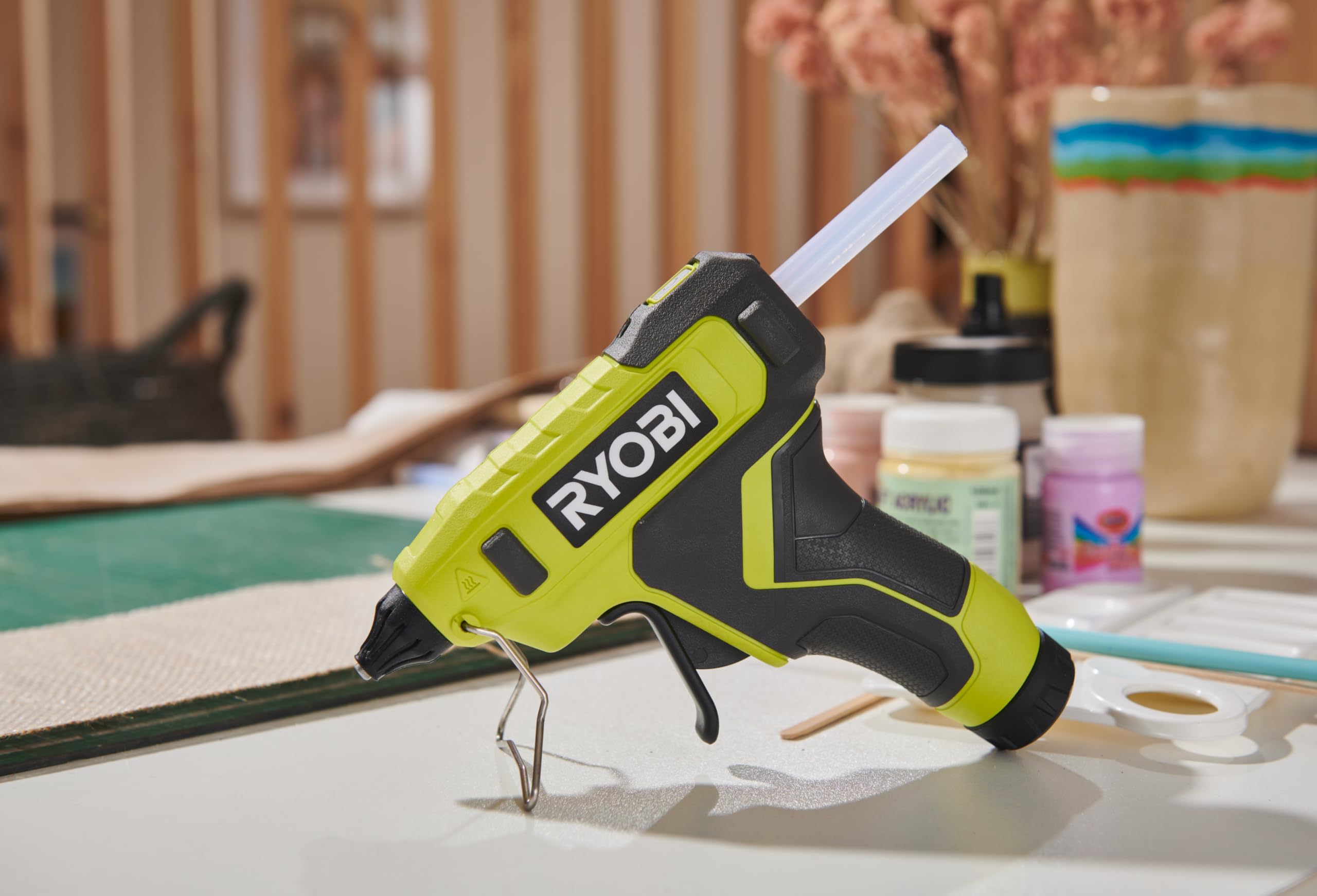 RYOBI - Pistolet à colle 4V - chauffe en 3 min - indicateur de chauffe - 170°C - diam. bâtons de colle 11 mm - Livré avec 3 bâtons de colle