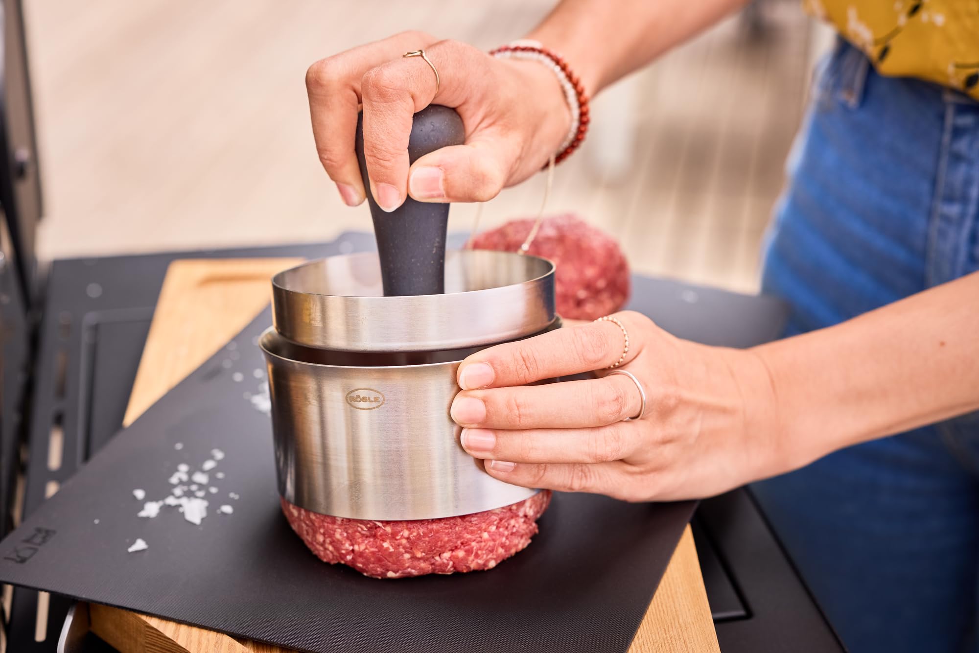 RÖSLE Burgerpresse PRO, Hochwertige Fleischpresse zum einfachen Formen von Burgerpatties, Edelstahl 18/10, 11 cm, Spülmaschinengeeignet, 12 x 12 x 9 cm