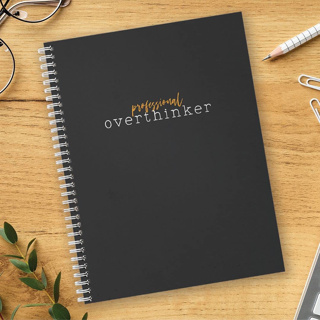 Notatnik Overthinker Professional Overthinker, 21,6 x 27,9 cm, elegancki czarny spiralny dziennik, 120 stron w linie, wytrzymałe podwójne szlufki, błyszcząca laminowana okładka,