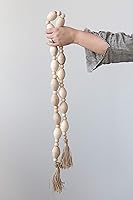 Vista 2 de Creative Co-Op Guirnalda de cuentas de madera de mango de 60 pulgadas de largo con borlas de yute