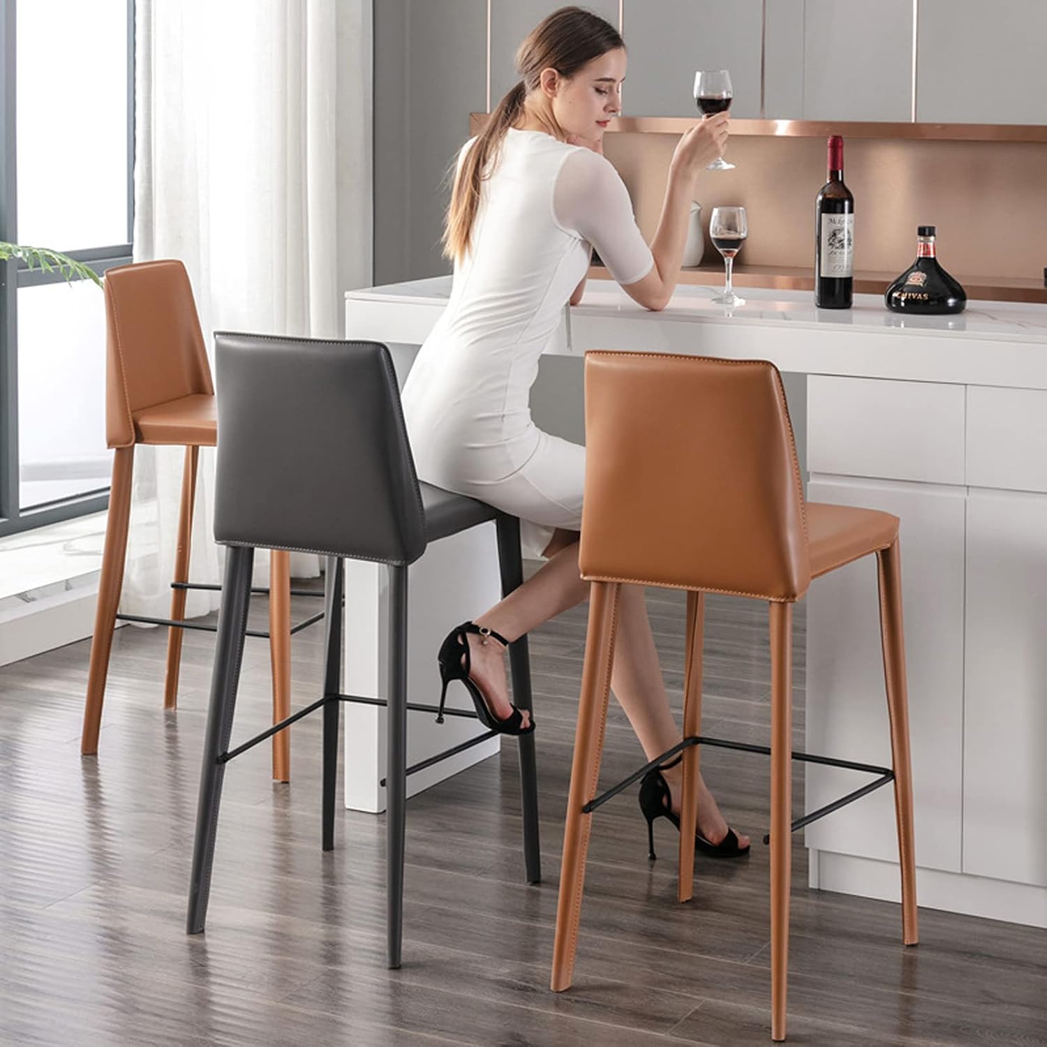 Bar Stools with Backs Brown Italian Minimalist Saddle Leather Creative Bar Table Chair Modern Home Hard Leather High Stool Chair with Backrest 65/75 cm