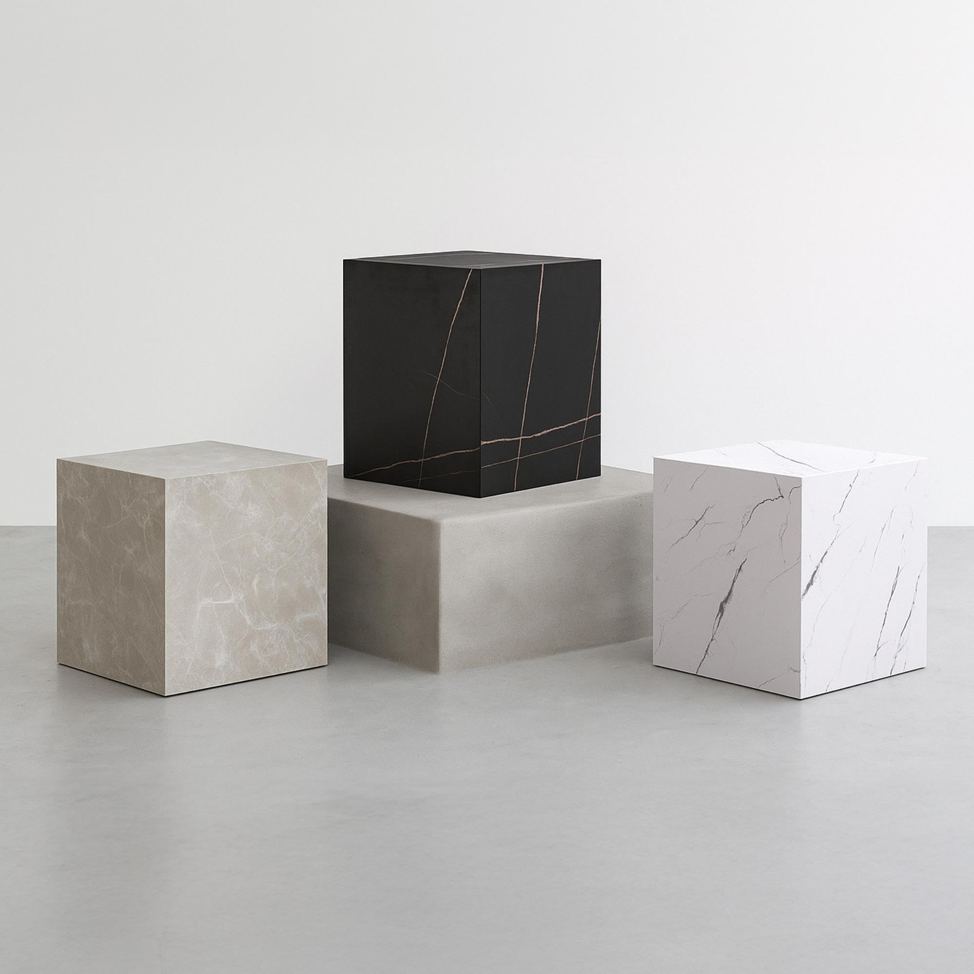 [en.casa] Mesa Auxiliar Ellelu en Forma de Cubo para Salón Dormitorio Recibidor Mesilla de Noche Montada Estable Versátil MDF 45 x 40 x 40 cm - Efecto Mármol Negro