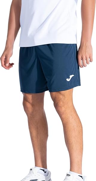 Primer plano de la cintura elástica y el cordón de ajuste de los pantalones cortos deportivos Joma Treviso.