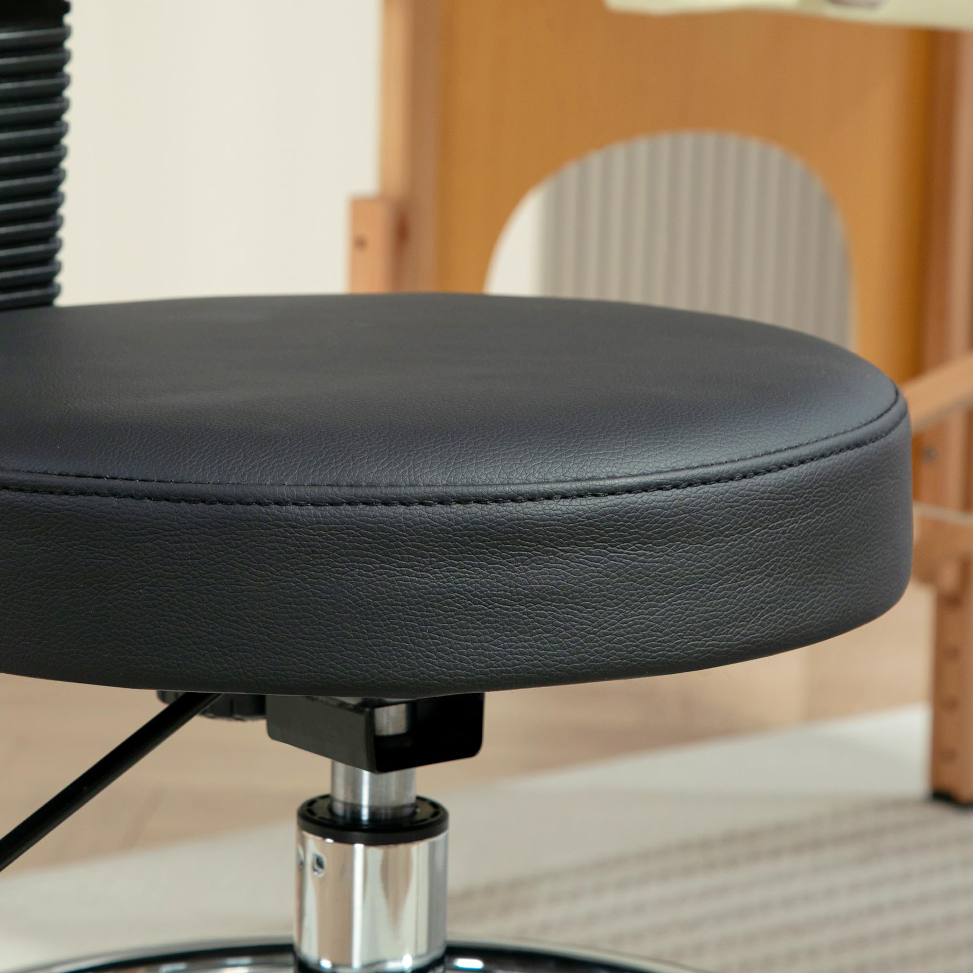 HOMCOM Taburete Giratorio, Taburete con Ruedas y Respaldo, Reposapiés, Altura Ajustable, Tapizado en Cuero Sintético, para Oficina, Dormitorio, Negro