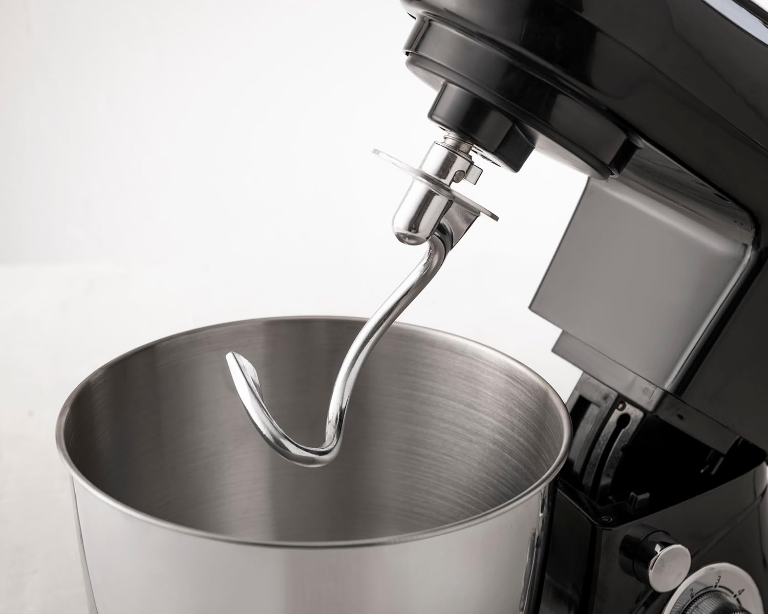Bergner BOHIO BG-50043-BK Stand Mixer with mixing bowl and attachments
