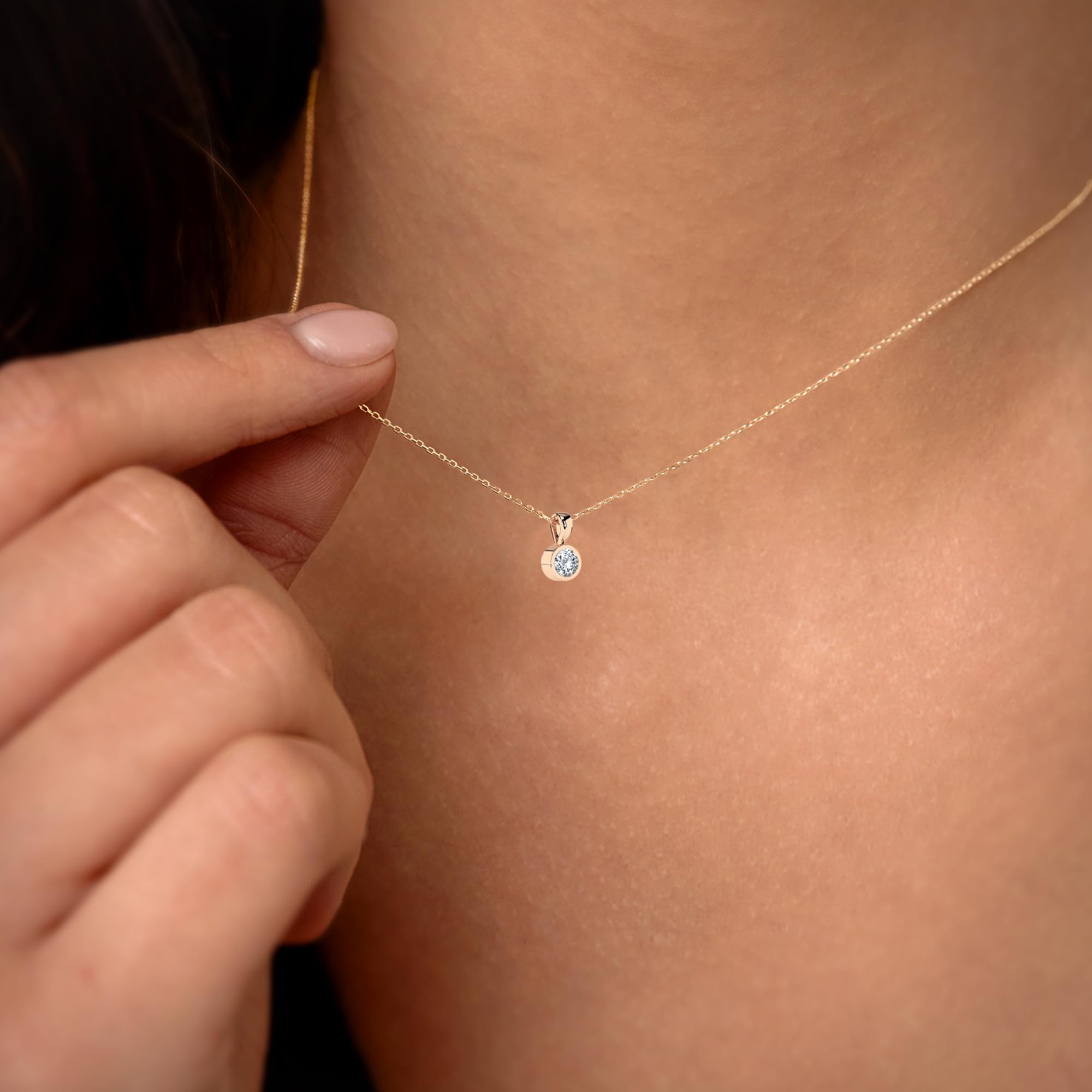 EDELIND Collana Punto Luce Donna con Diamante 0.10 ct in Oro 14k - Ciondolo Design a Disco - Catenina Forzatina, Lunghezza Regolabile
