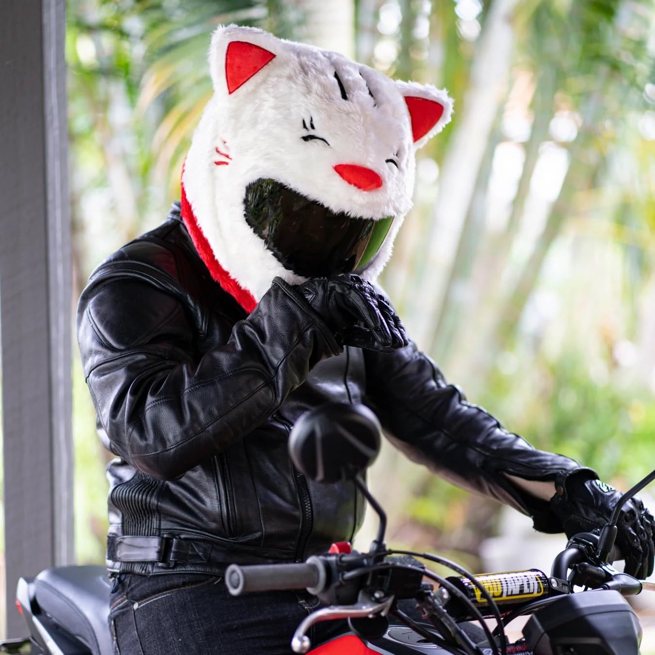 Cute Cat Helmet Cover – Lucky Cat Plush Helmet Decoration | Ultra-Soft Furry White & Red Kitty Design for Motorcycle & Scooter Riders | Funny Cartoon Style Universal Fit Biker Gift-image-10
