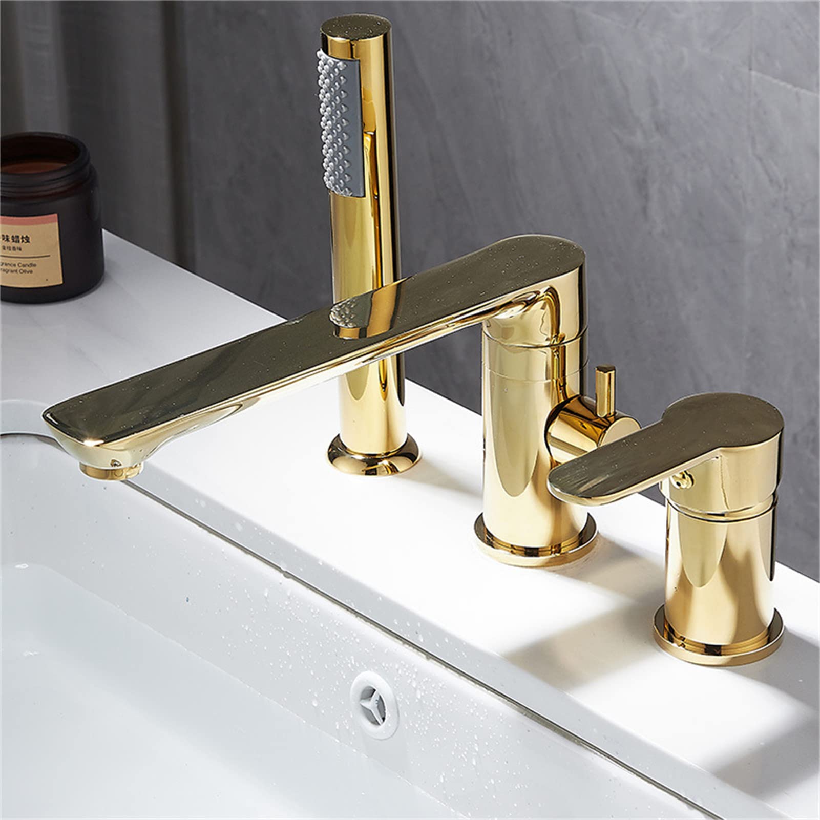 Robinet de baignoire cascade doré au design romain chic pour une salle de bain moderne sur pont
