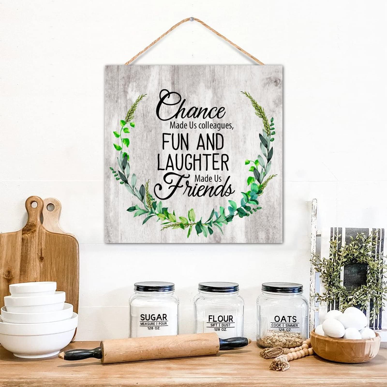 Bois naturel et design amusant caractérisent ce panneau décoratif mural
