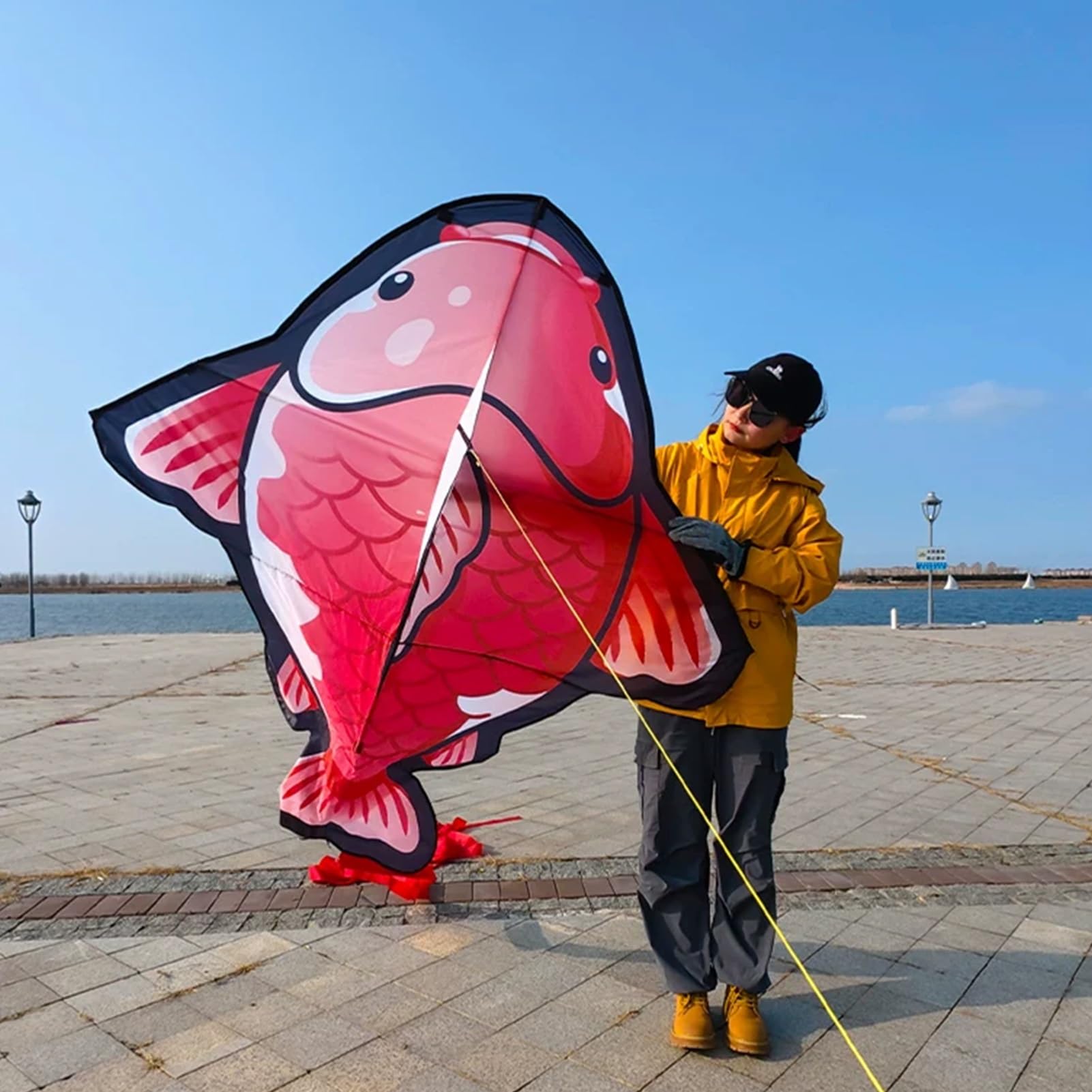 Koi-Fisch-Einleiner-Drachen, 210T Ripstop-Gewebe mit Rolle, einfach zu fliegen für Anfänger und Erwachsene, Outdoor-Aktivitäten(String1312ft,63x71in)
