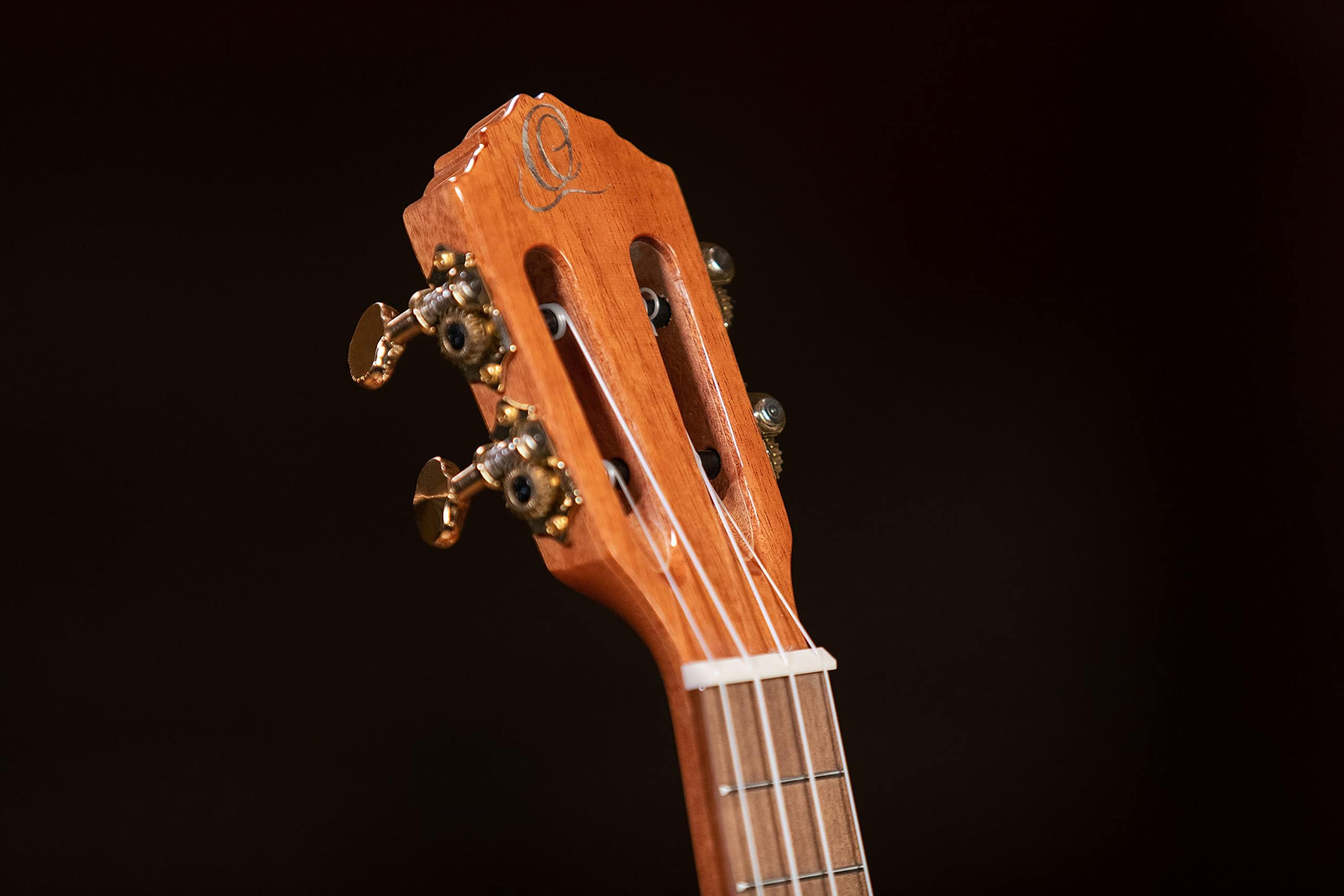 Ortega Guitars Ukulélé Concert Acoustique – 2 évents sonores – Série Custom Built – Avec Housse – Acajou, Naturel (ECLIPSE-CC4)