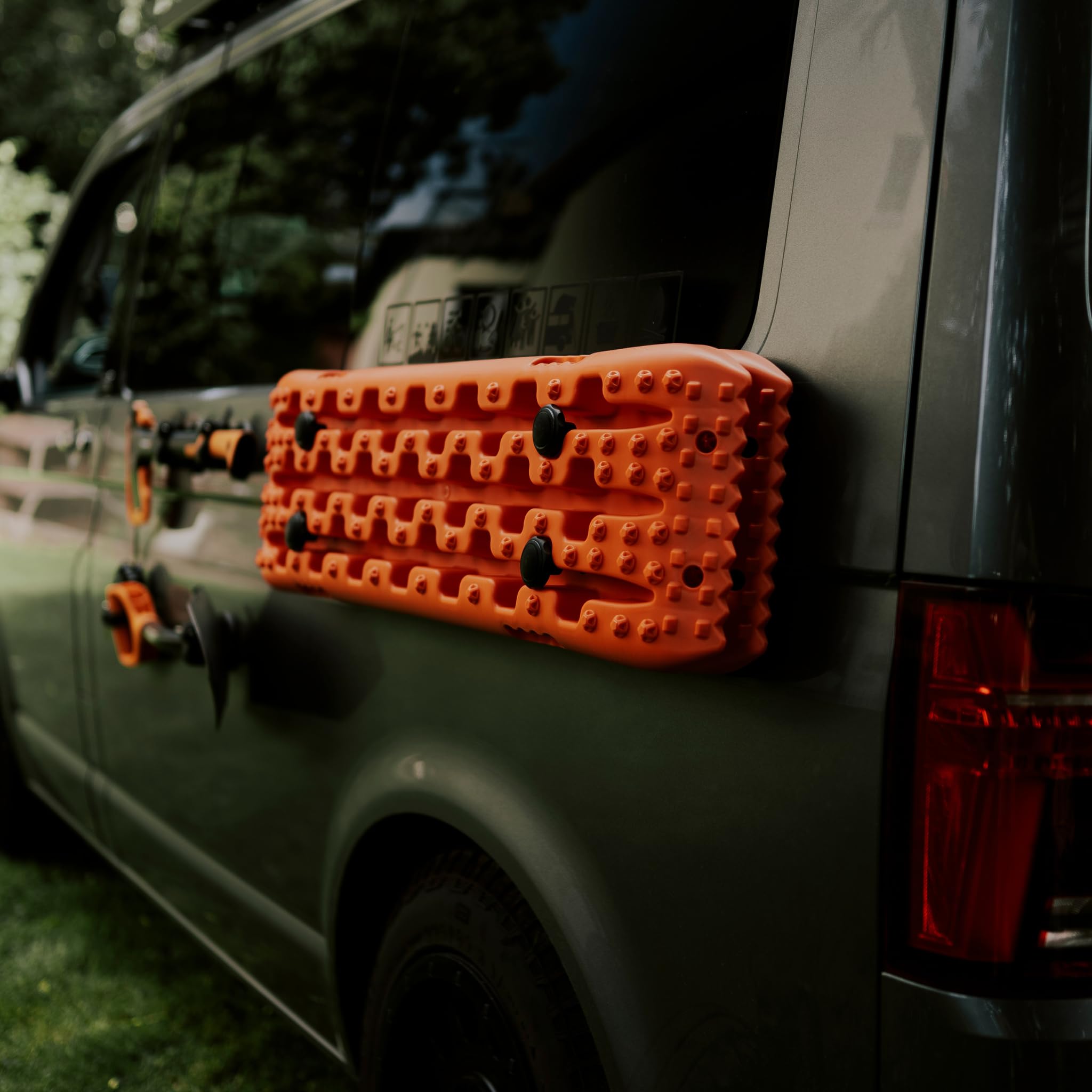 Campnetic Sandboards mit magnetischer Halterung - Orange | Sandbleche ohne bohren, starke Magnethalterung, Einfaches Anbringen, 4x 56kg Haftkraft, Offroad Zubehör, Anfahrhilfe Schnee