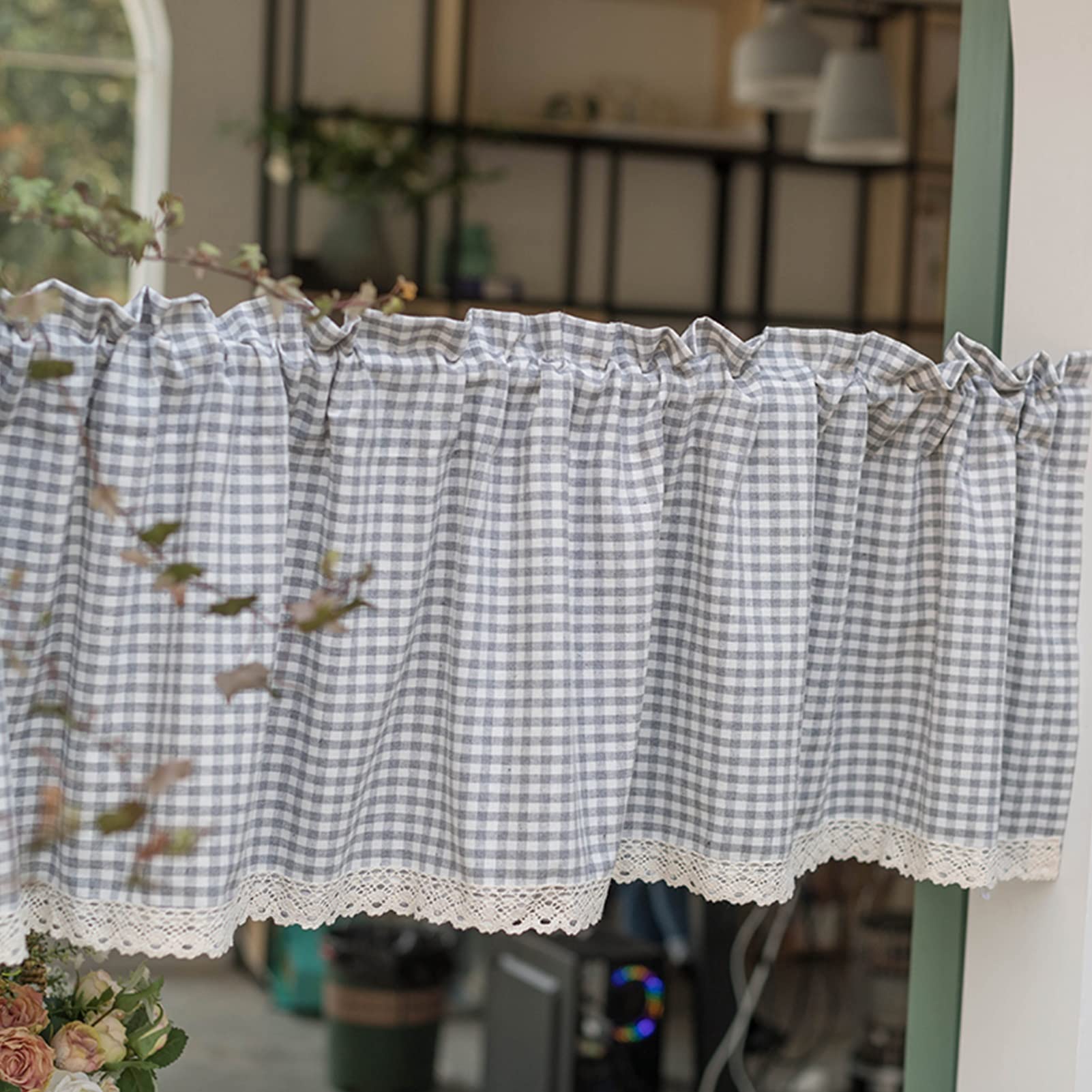 Rideaux de cuisine à carreaux et dentelle pour tamiser la lumière du balcon et du café