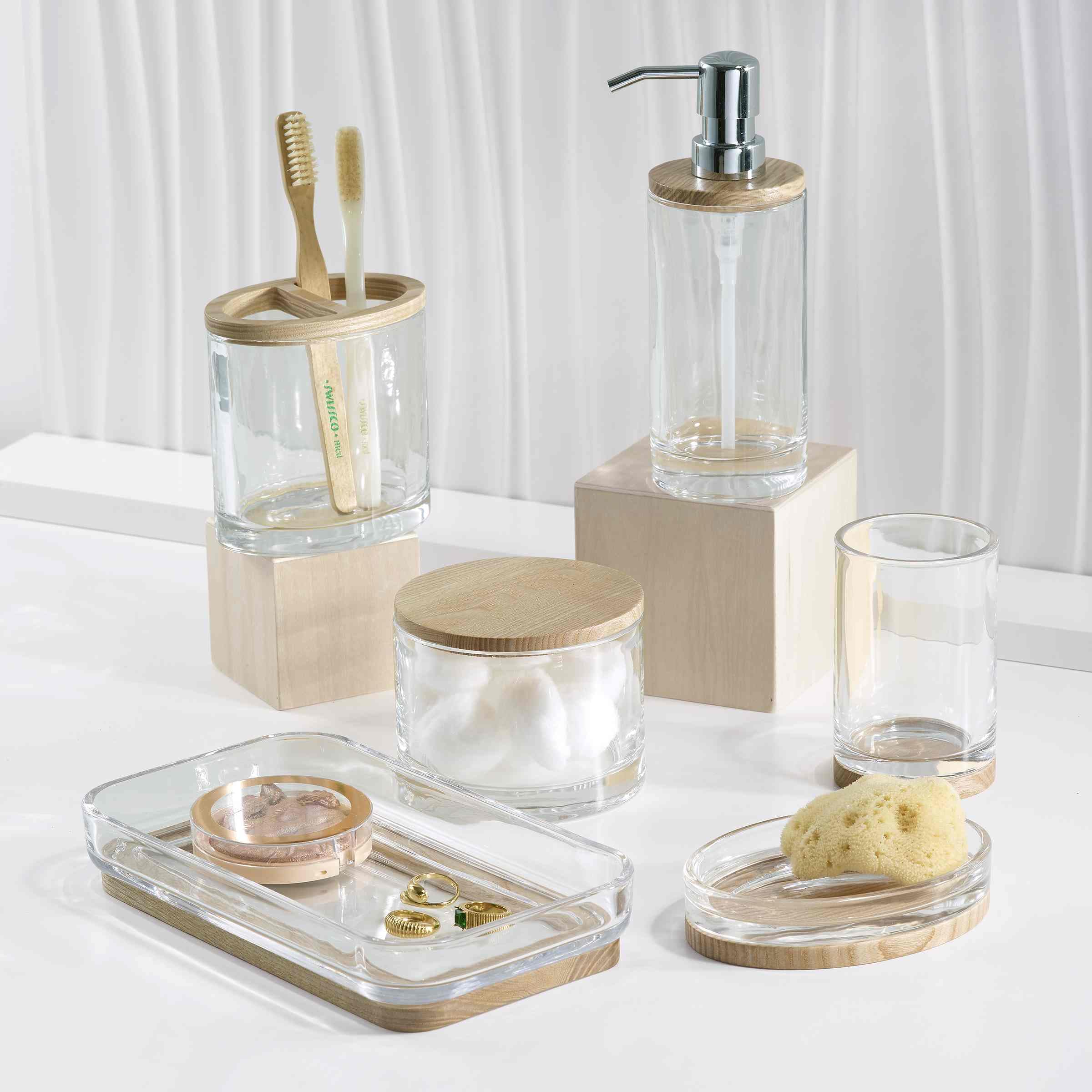 IZOD - Soporte para cepillo de dientes, accesorios de encimera de cristal, decoración moderna para el hogar con detalles de madera natural (colección Cove, transparente)