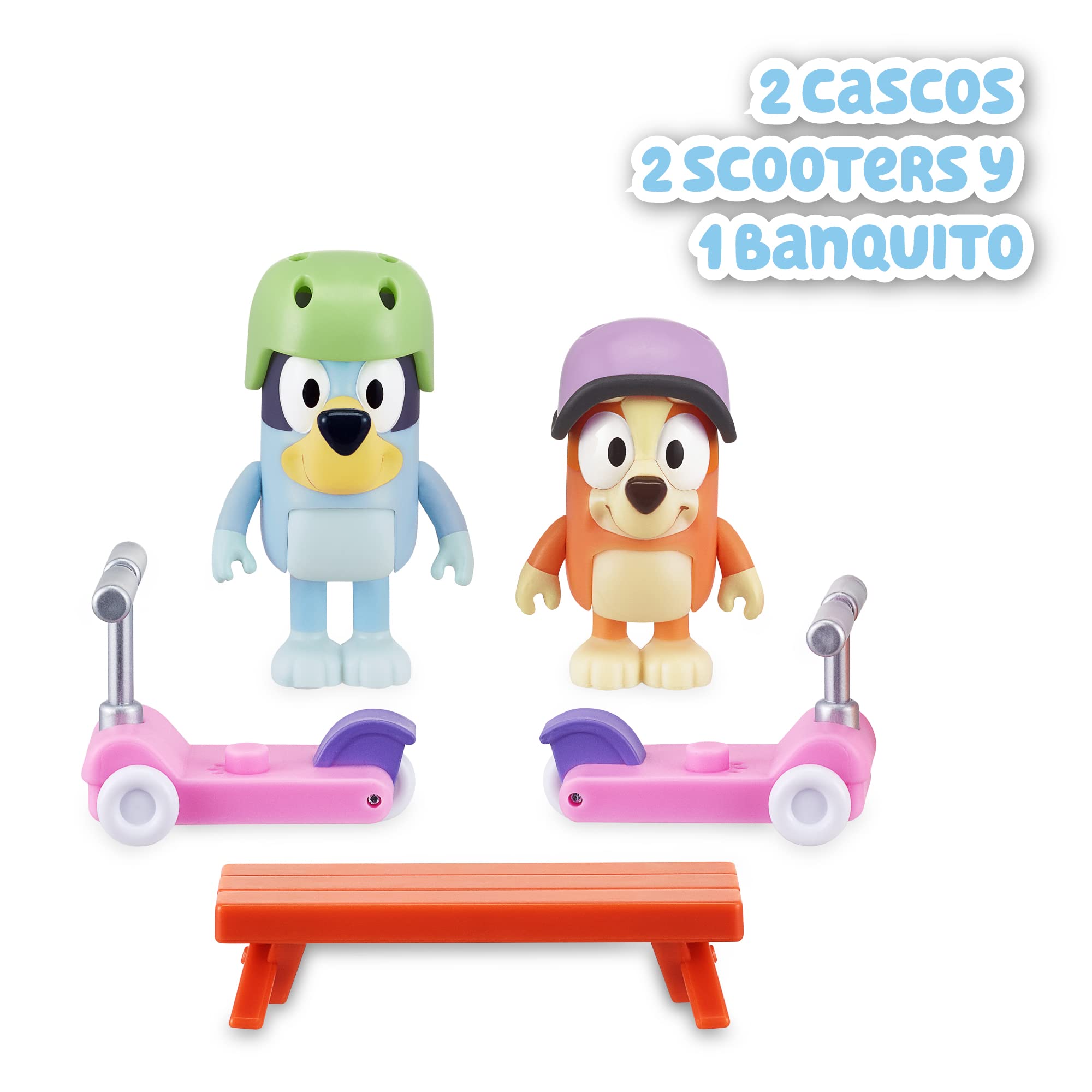 Bluey - Vehículos Scooters, con 2 Figuras de los protagonistas de la Serie, Bingo la Hermana de Blue, y de Accesorios 2 patinetes Scooter con Ruedas y 2 Cascos, +3 años de Edad, Famosa (BLY12100)