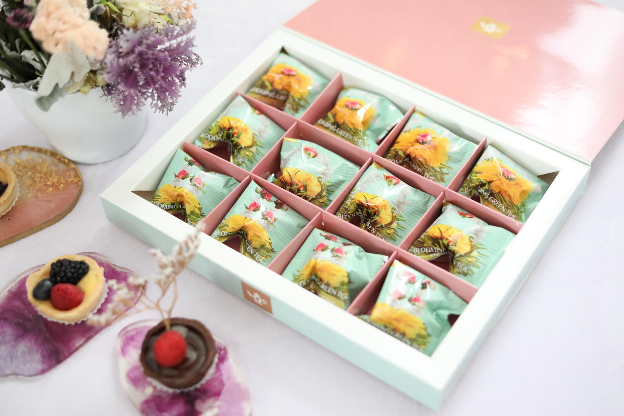 Teabloom Caisse à Thé Fleuri – Collection de 12 Thés en Fleurs Gourmets (36 Infusions) – Emballés dans une Élégante Boîte à Thé Cadeau Prête à Offrir
