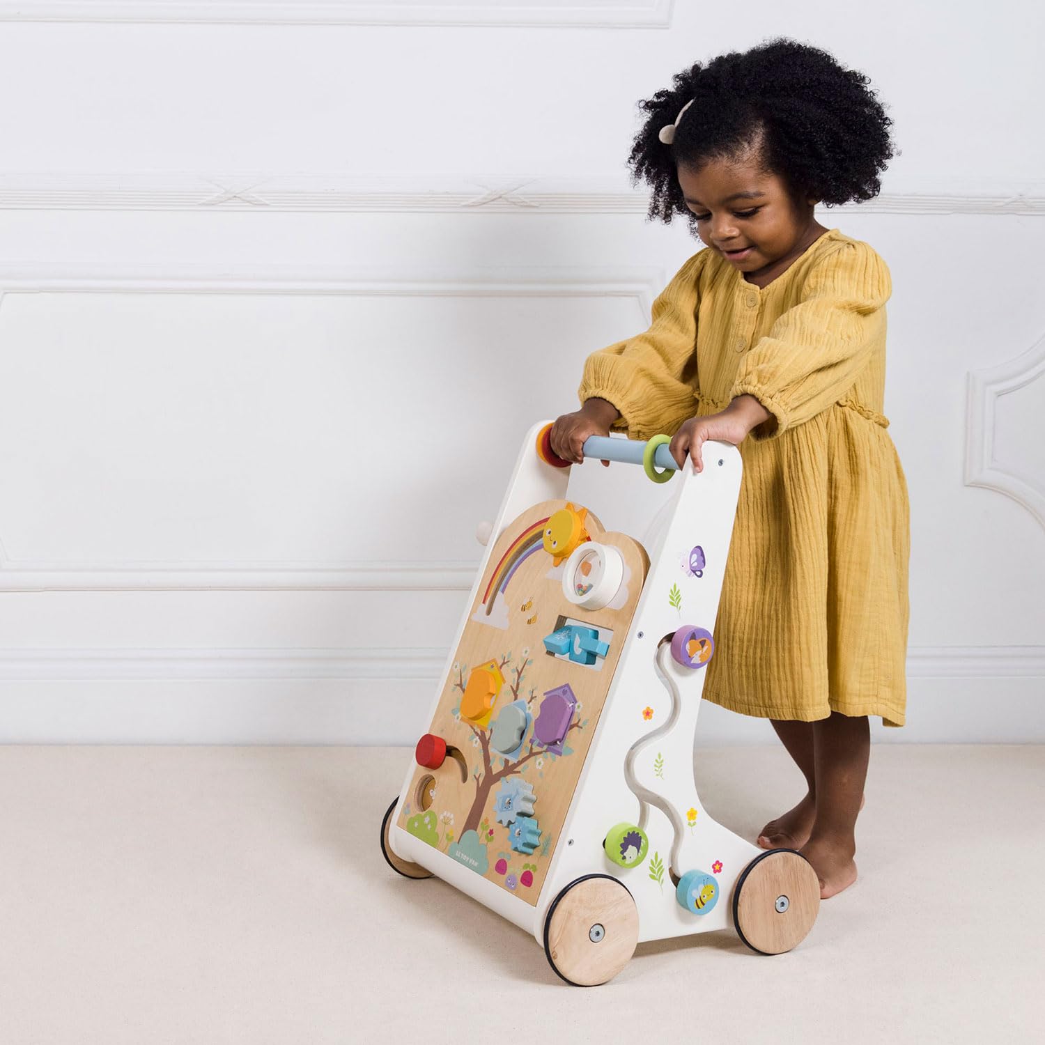 Le Toy Van - PL112 - Gioco educativo carrello primi passi multiattività, per bambini da 1 anno, in legno, Montessori, centro attività, girello 10 attività, giocattolo ecologico Petilou