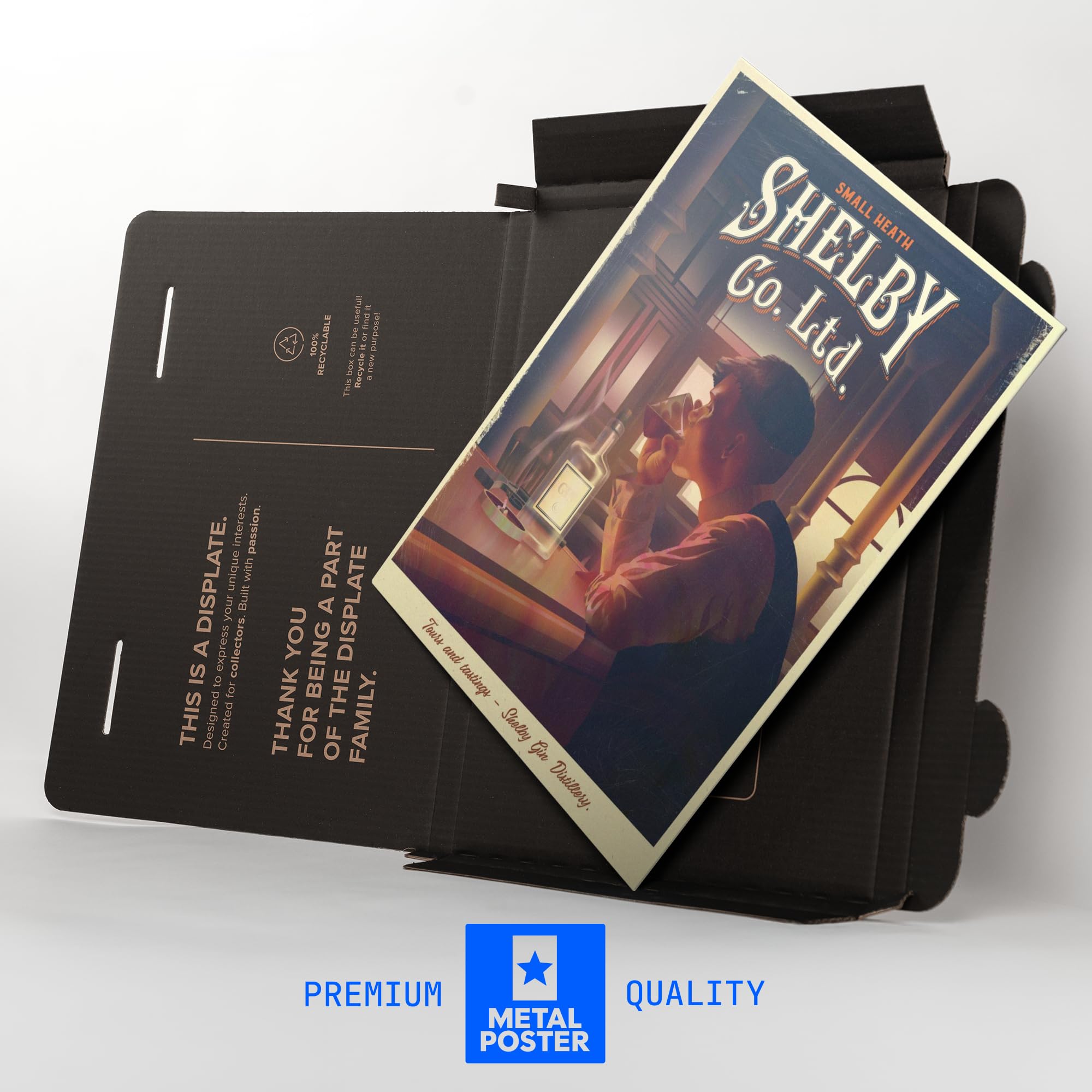 Displate Metall poster Peaky Blinders Shelby Gin Distillery Größe M | Moderne Bilder Wohnzimmer, Wandbilder für Schlafzimmer. Wanddeko & Geschenk. Wandkunst mit Magnet-Befestigung, ohne Bohren.