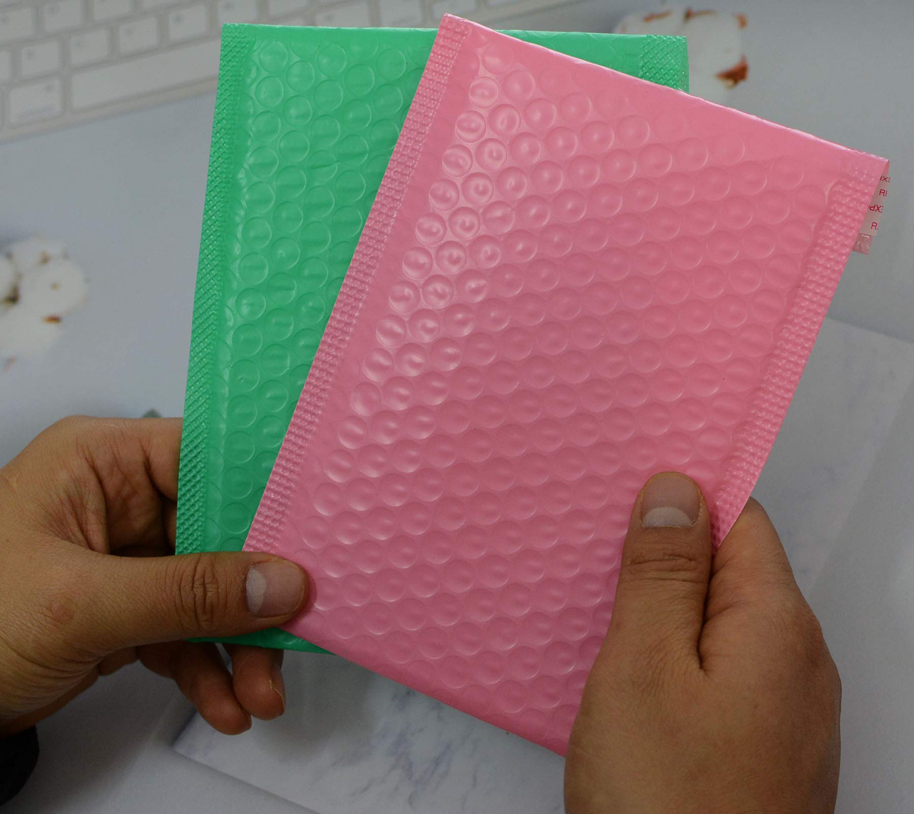 Sobres pequeños acolchados con forro de burbujas de polietileno, paquete de 12 sobres de envío de 5 x 7 pulgadas, color rosa, autoadhesivos, impermeables, a prueba de golpes y polvo (rosa, 5 x 7