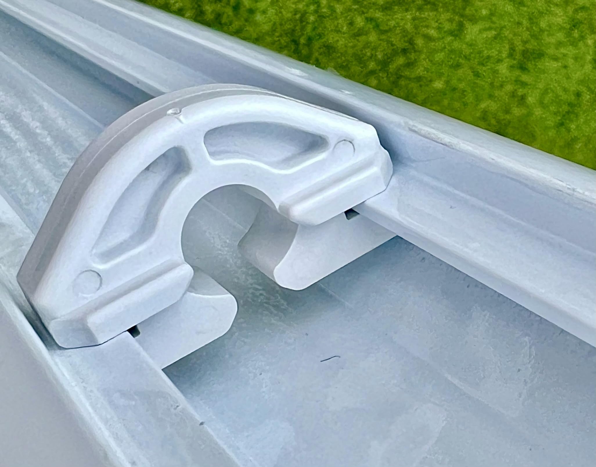 Football Goal Net Hook Clips, For Aluminium 4G Football Goals, 25mm Channel Gap, Twist Fit Goal Fixings (50 Net Hooks)