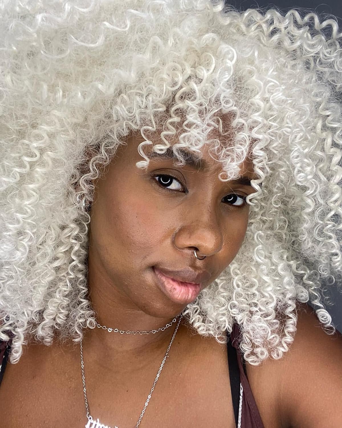 Colorfulpanda Pelucas cortas rizadas afro blancas con flequillo, peluca afro voluminosa, peluca de pelo rizado natural sintético para mujeres negras, ideal para cosplay, Halloween, fiesta y uso diario