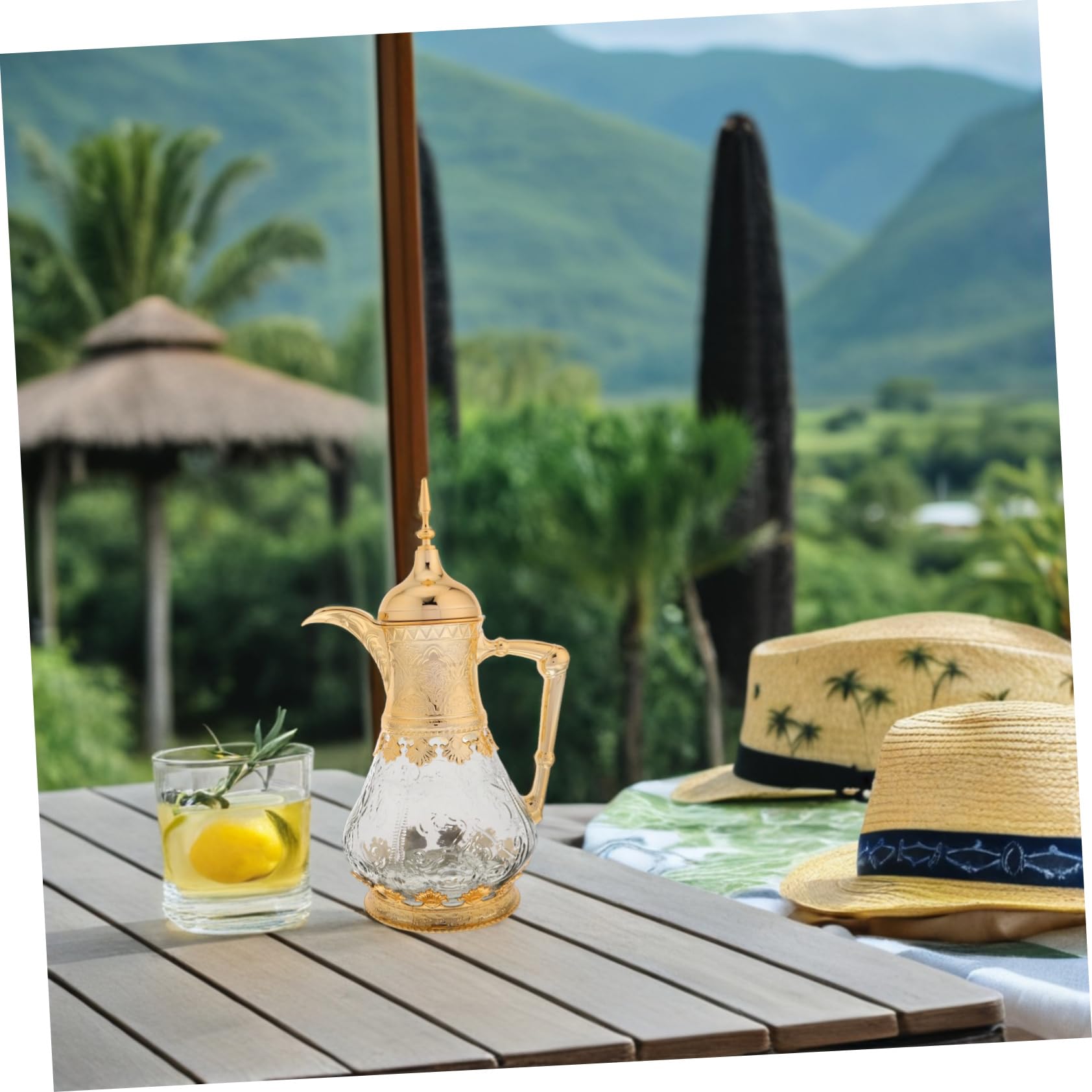 Jarra de Agua de Cristal Estilo Oriente Medio Dorada | Capacidad Moderada, Acabado en Plástico y Vidrio, Uso en Cocina y Fiestas, Manejo Sencillo y Limpieza Fácil