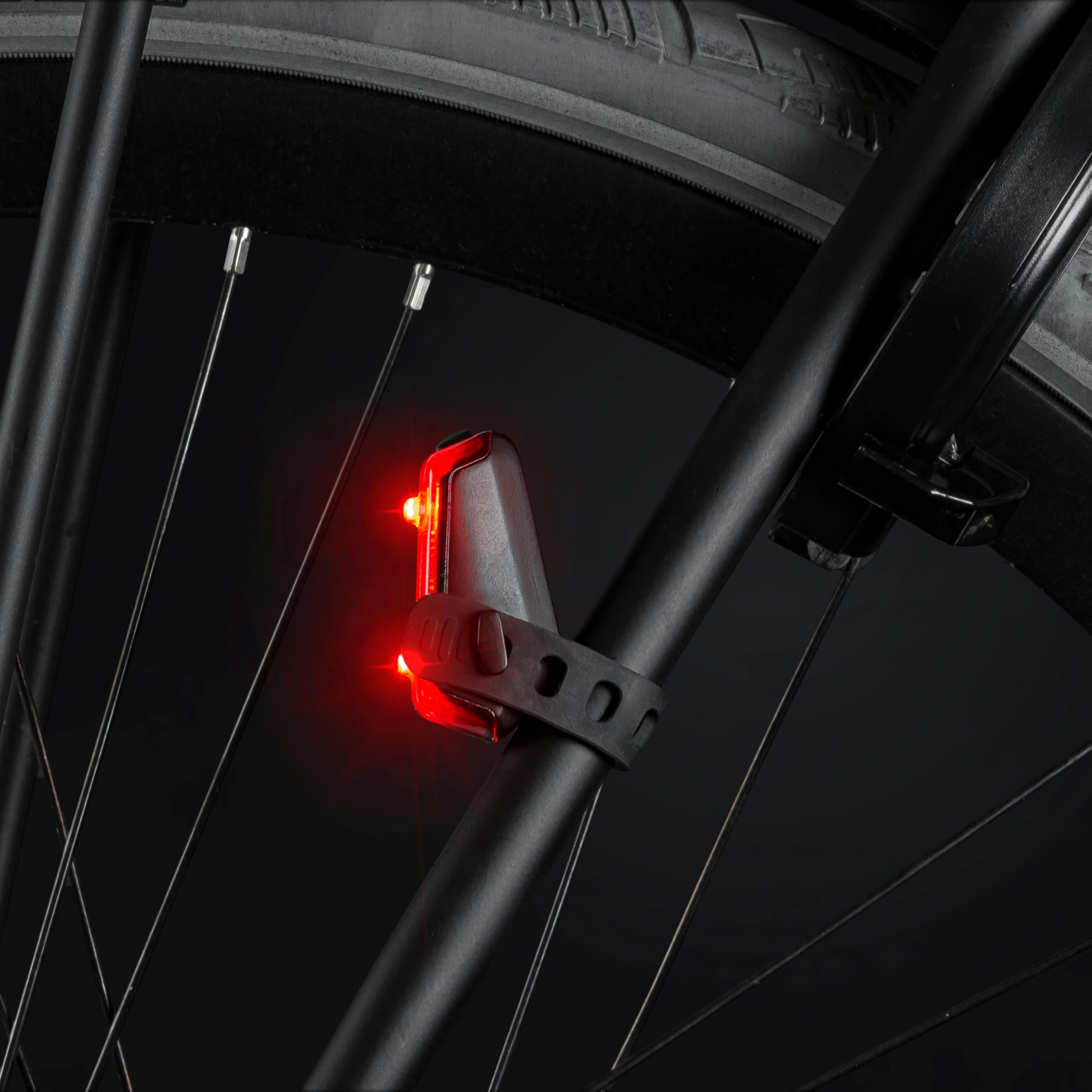 AXA Dwn Rear – lampa rowerowa – światło tylne – możliwość ponownego ładowania przez USB – łatwy montaż – światło LED – widoczna z odległości 300 m