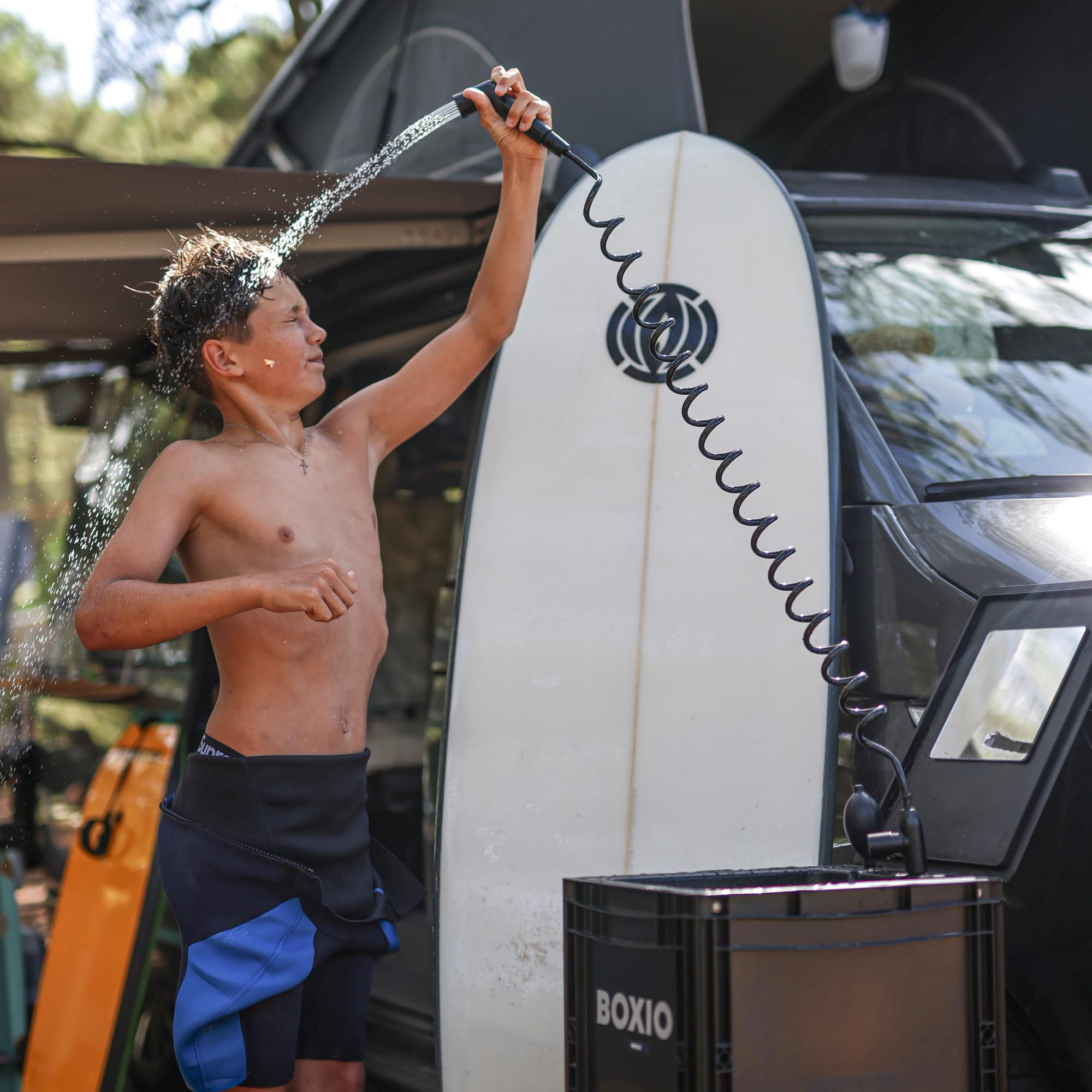 BOXIO - SHOWER : Damit wird deine Wash die tragbare Campingdusche mit Pumpe für Outdoor Enthusiasten ohne Strom - einfach im Zelt oder Wohnmobil zu nutzen. Perfekt für Camping, Festival, und Vanlife