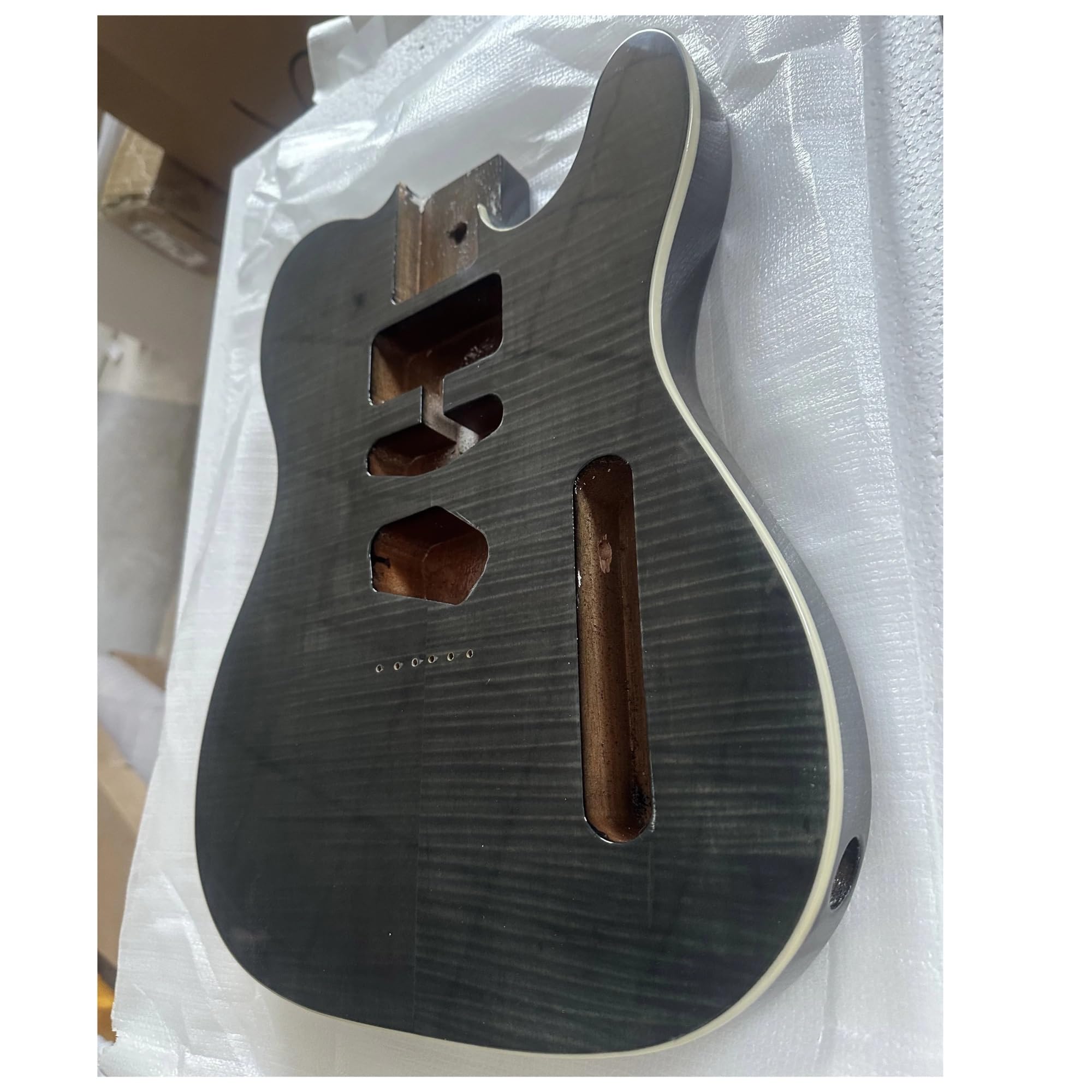 Corpo della chitarra in legno di mogano africano di acero fiammato, finitura lucida, parte fai da te for liutaio, alcuni graffi difettosi, con bordo, pickguar(WHITE)