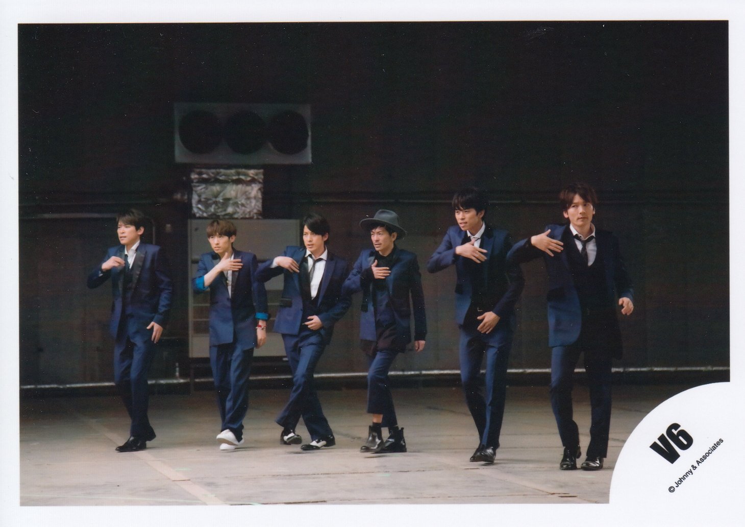 V6 公式写真 集合 72枚セット Amazon.co.jp: V6 公式生写真（集合）VA00138 : おもちゃ