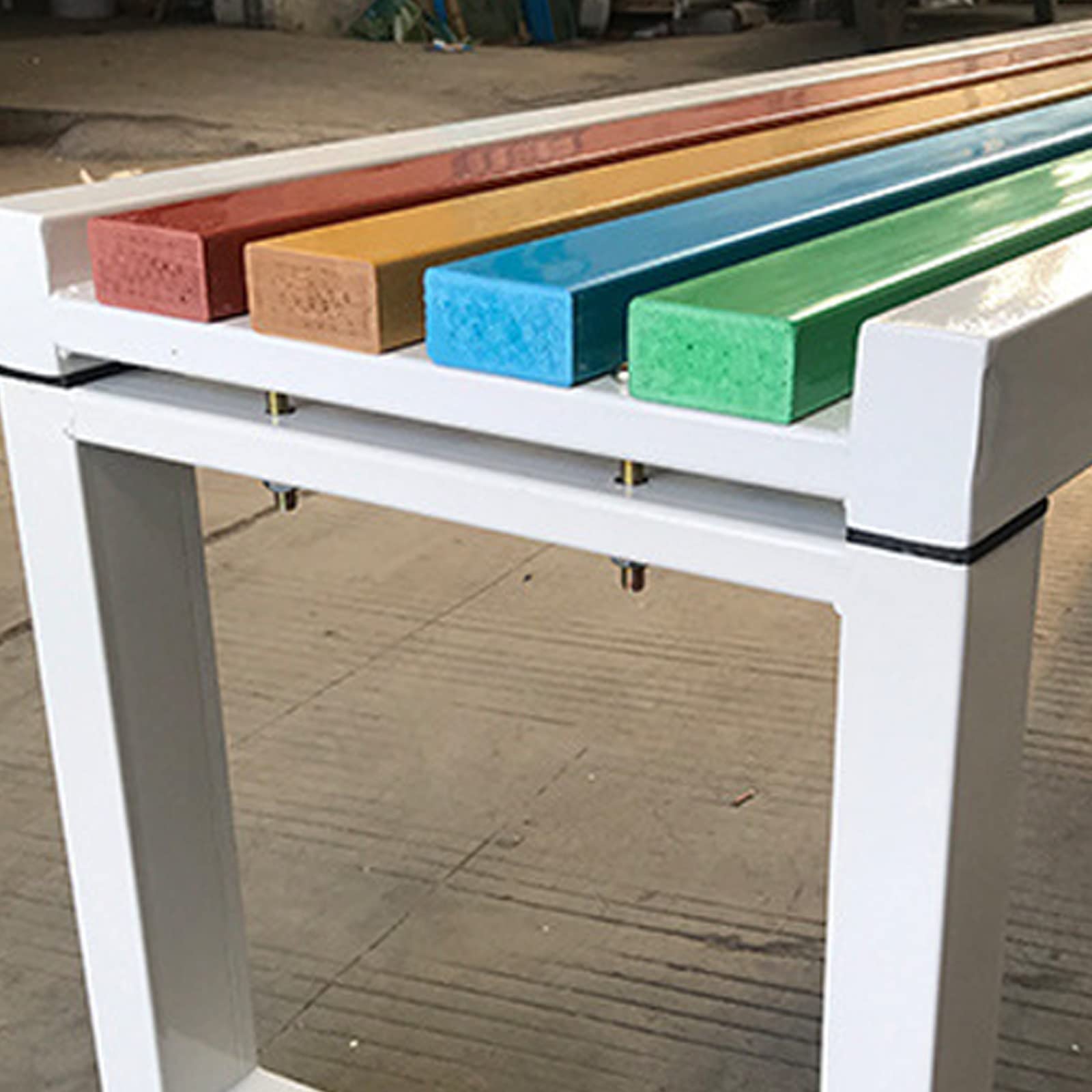 Zewnętrzna drewniana/plastikowa ławka ogrodowa, klasyczny kolor tęczy, wygodny minimalistyczny design, stołek bez pleców do domu i na patio, rozmiar: 150 x 40 x 45 cm, wykończenie z białego drewna