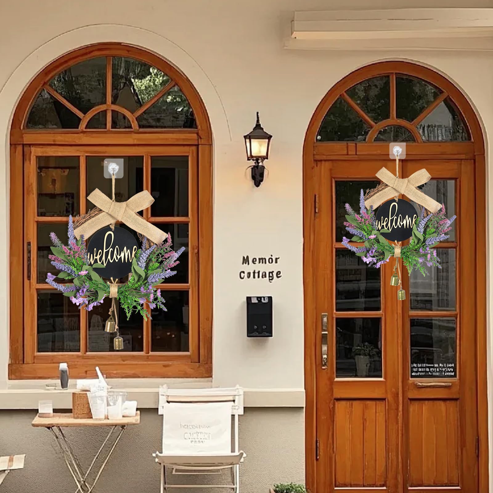 Couronne de Porte Printemps Lavande Artificielle Couronne Porte D'entrée avec Panneau de Journal Welcome, Arcs et Cloches 40cm Décorations de Portes Été pour Portes Fenêtres Clôtures