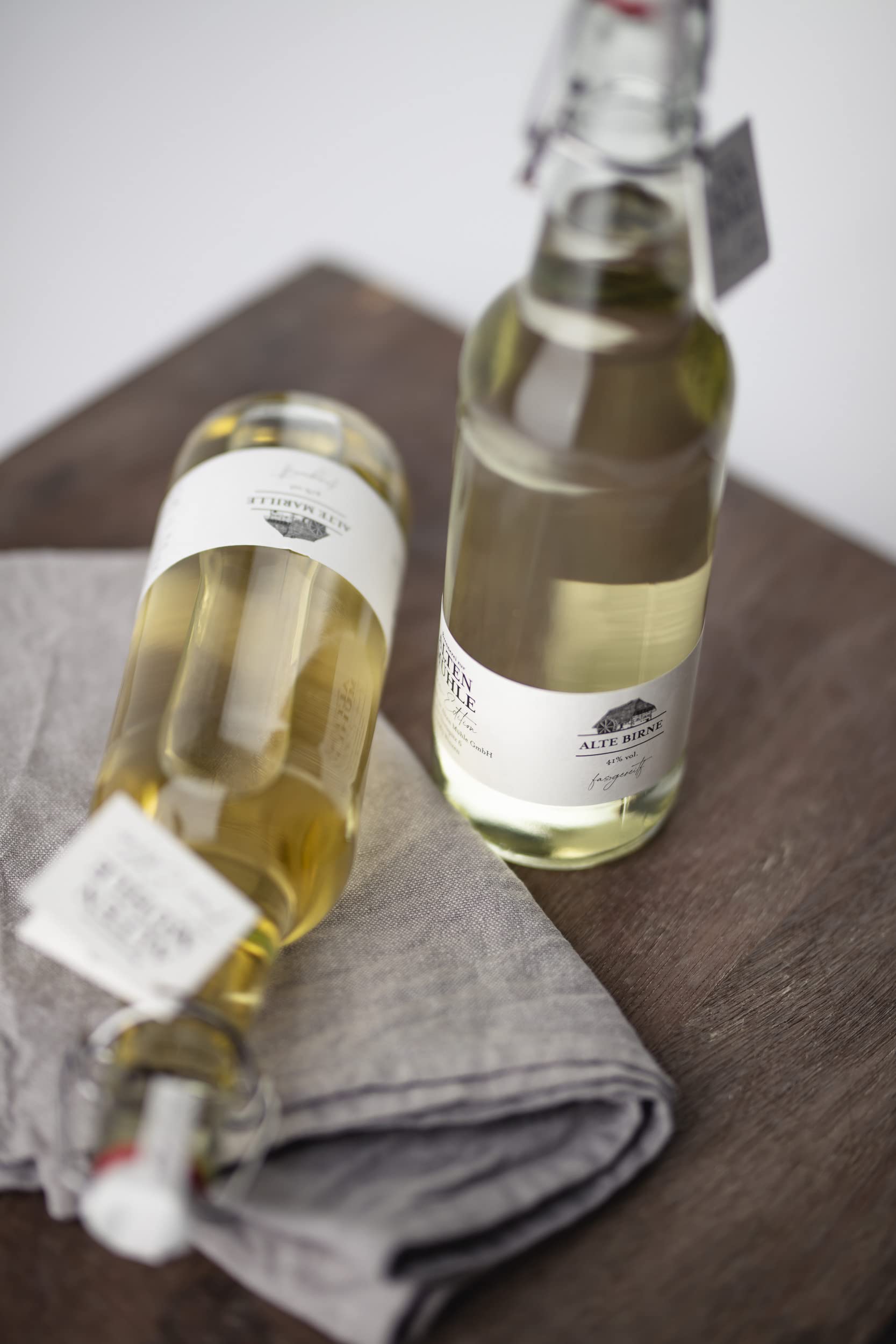 Brennerei Zur Alten Mühle - Alte Marille Fass-Edition - feine Marillen Spirituose in der klassischen Bügelflasche - milder Obstler fassgereift im Schwarzwald, 1 x 1,0 l