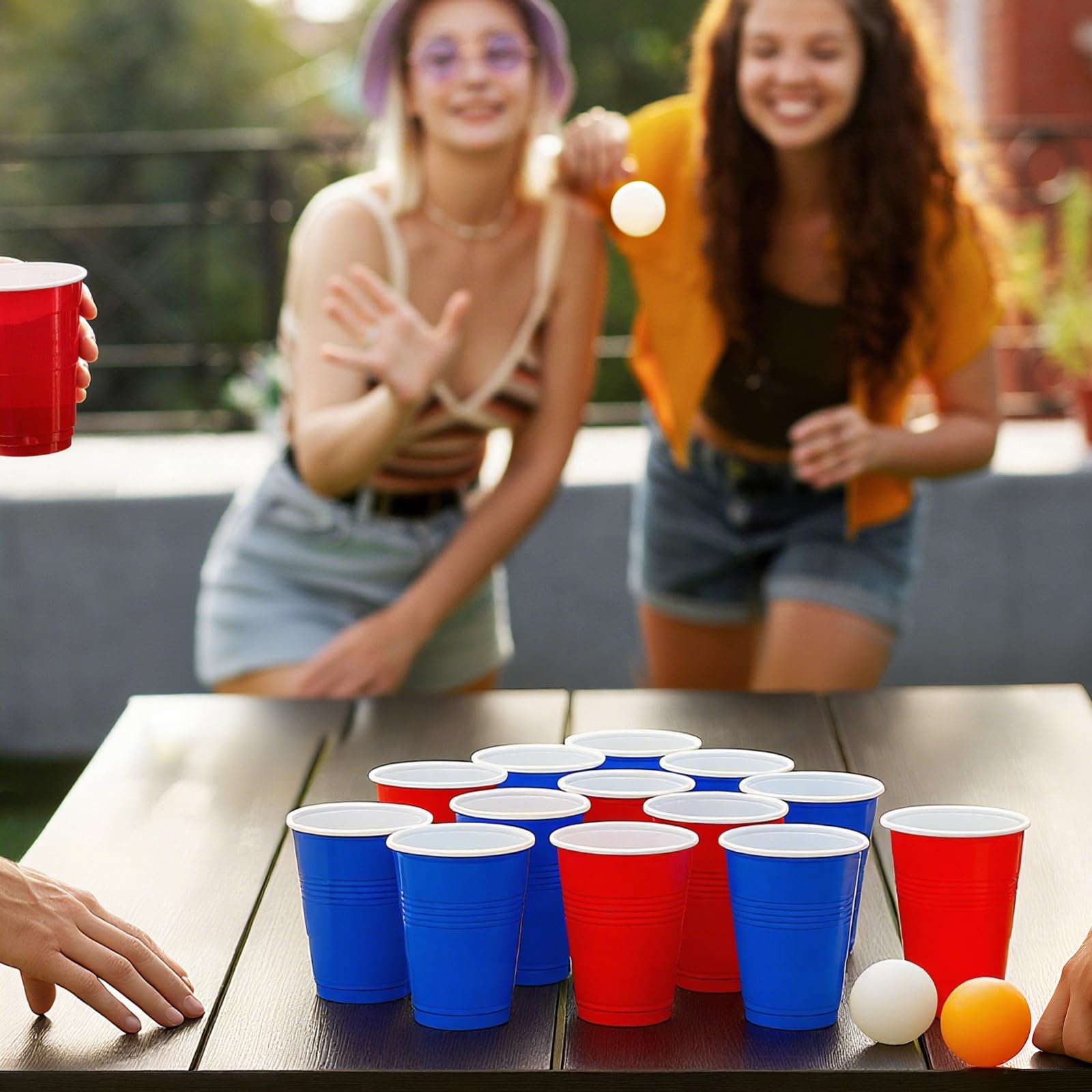 100 Pezzi Bicchiere Plastica Rossi Blu e 10 Palline Ping Pong, 500ml Bicchieri Plastica Riutilizzabili Colorati per Feste, Compleanni, Matrimoni, Campeggio