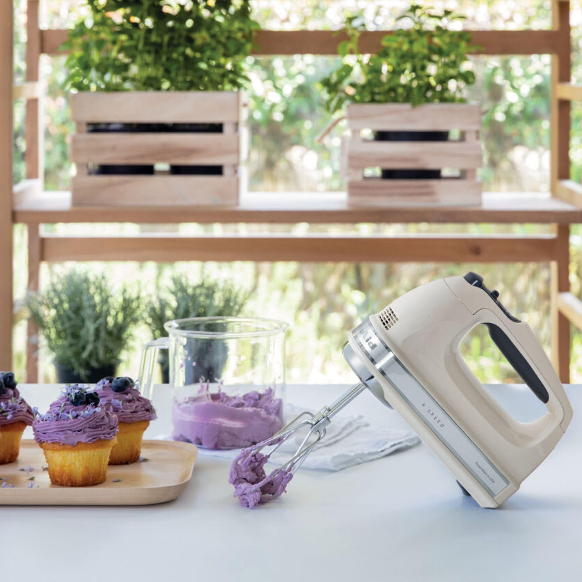 KitchenAid Batteur électrique 9 vitesses - Soft Start et écran LED - Mixeur cuisine avec fouets, fouet ballon, crochets pétrisseurs et pied mixeur - Moteur silencieux - 85 W - Cème