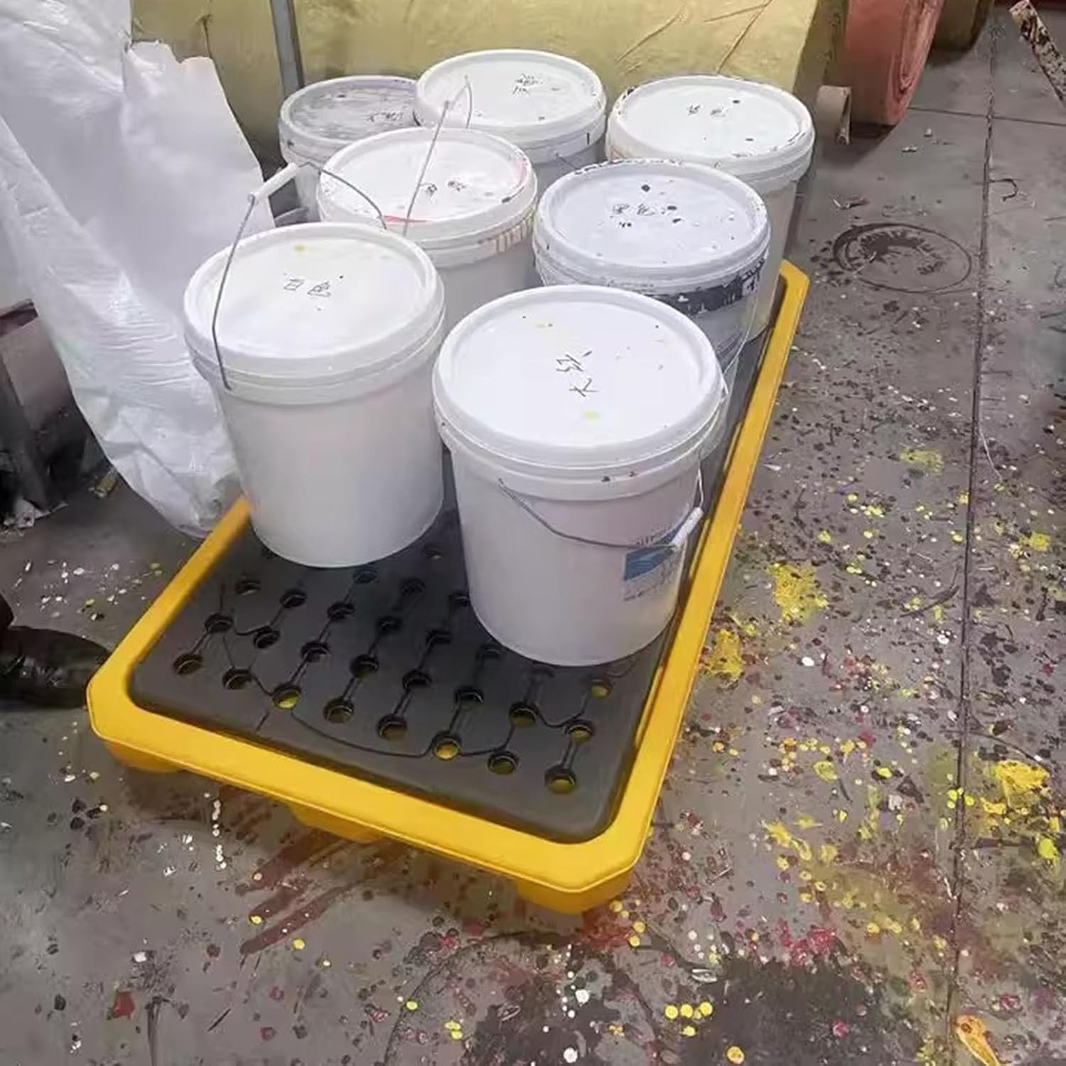 Stackable Yellow Black Spill Pallet, 1/2 Drum Modular Platform, Leak-Proof Polyethylene Tray with Drainage/Grid Pad for Industrial Oil Drums,Black+yellow-33x33x5.8cm