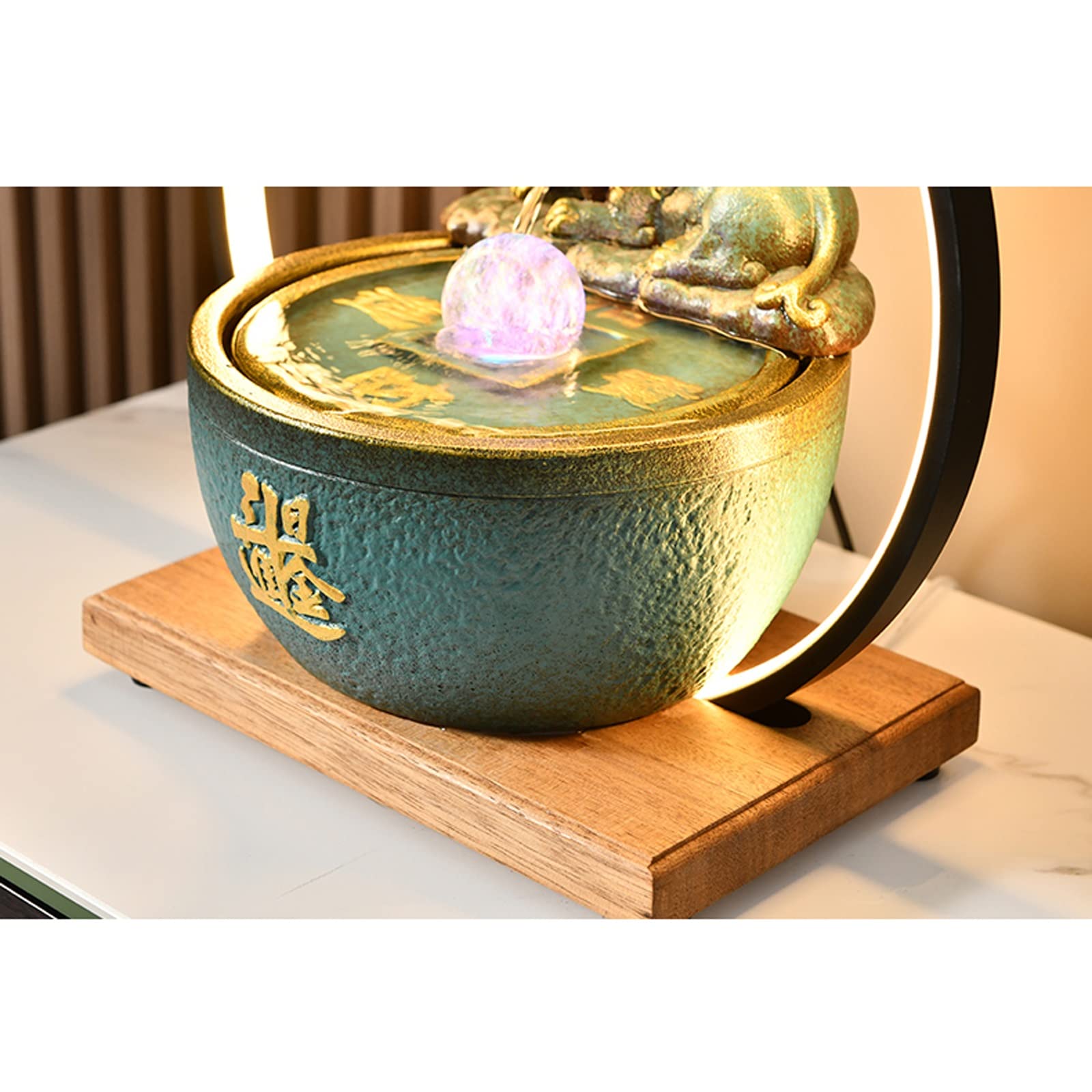 Fuente Interiores China Cerámica Pi Xiu Fuente de agua de mesa con base de madera y luz LED Interior Feng Shui Característica del agua Pequeña luz nocturna for la decoración del hogar de la oficina Fu