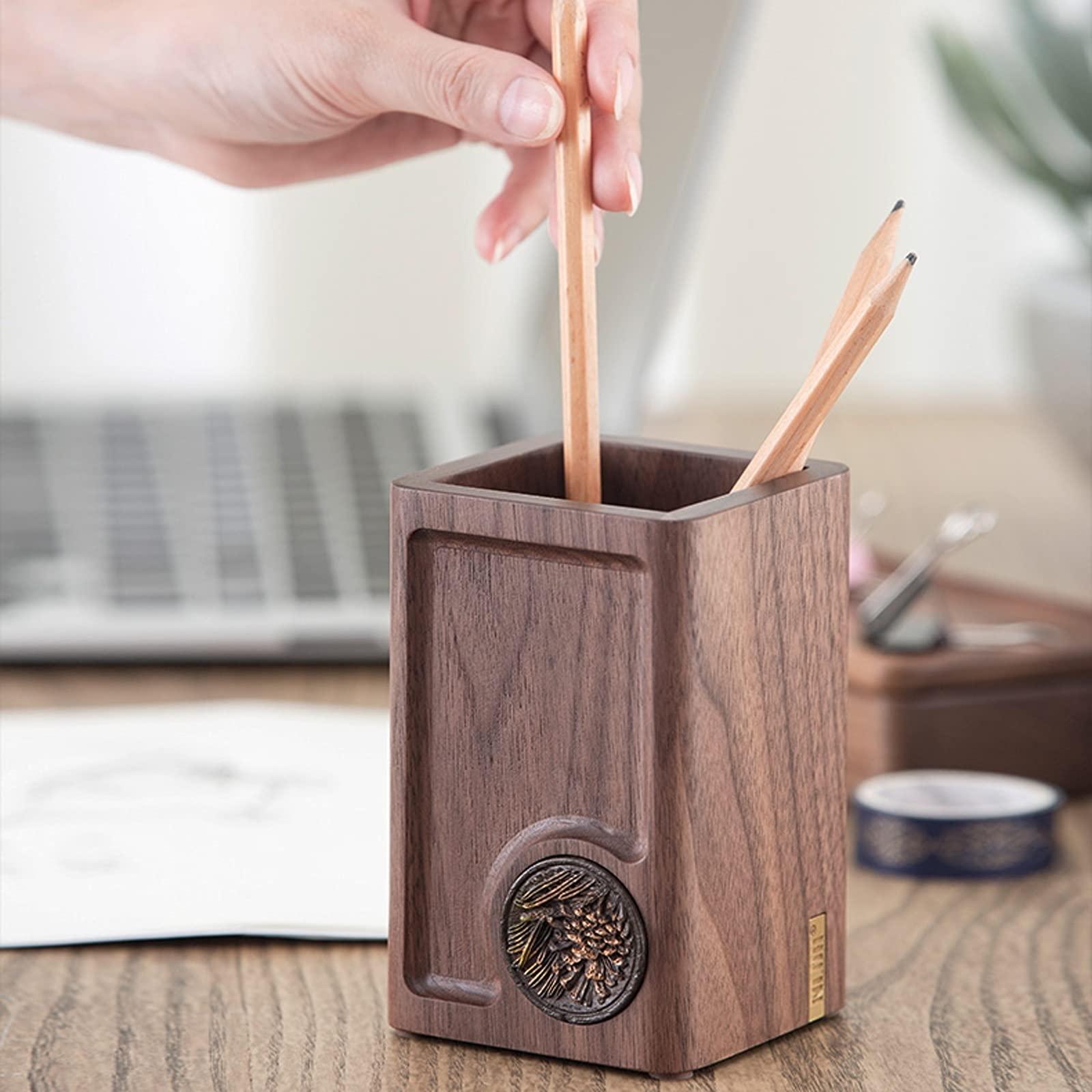 Bote para Pinceles Natural Wood Skin Holder Lápiz Organizador Lápiz Creativo Retro Sencillo Estudio Papeleria Oficina de Escritorio Lápices Titular (Nuez) contenedor para bolígrafos