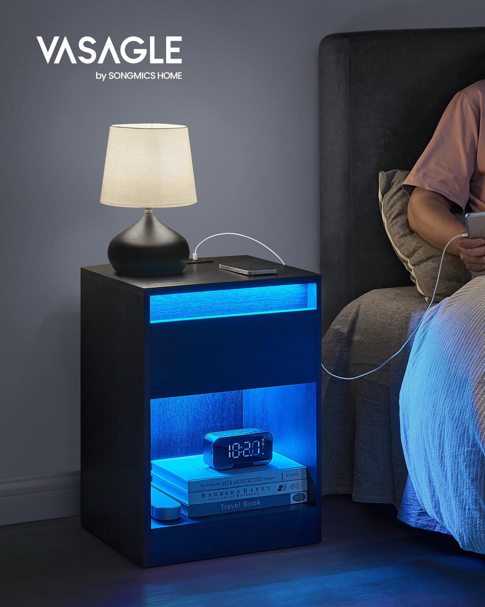VASAGLE Nachttisch mit Einstellbarer LED-Beleuchtung, Beistelltisch mit Steckdosen, Schublade, 2 AC-Steckdosen, 2 USB-Anschlüsse, modern, für Schlafzimmer, Wohnzimmer, aschschwarz LET618T22