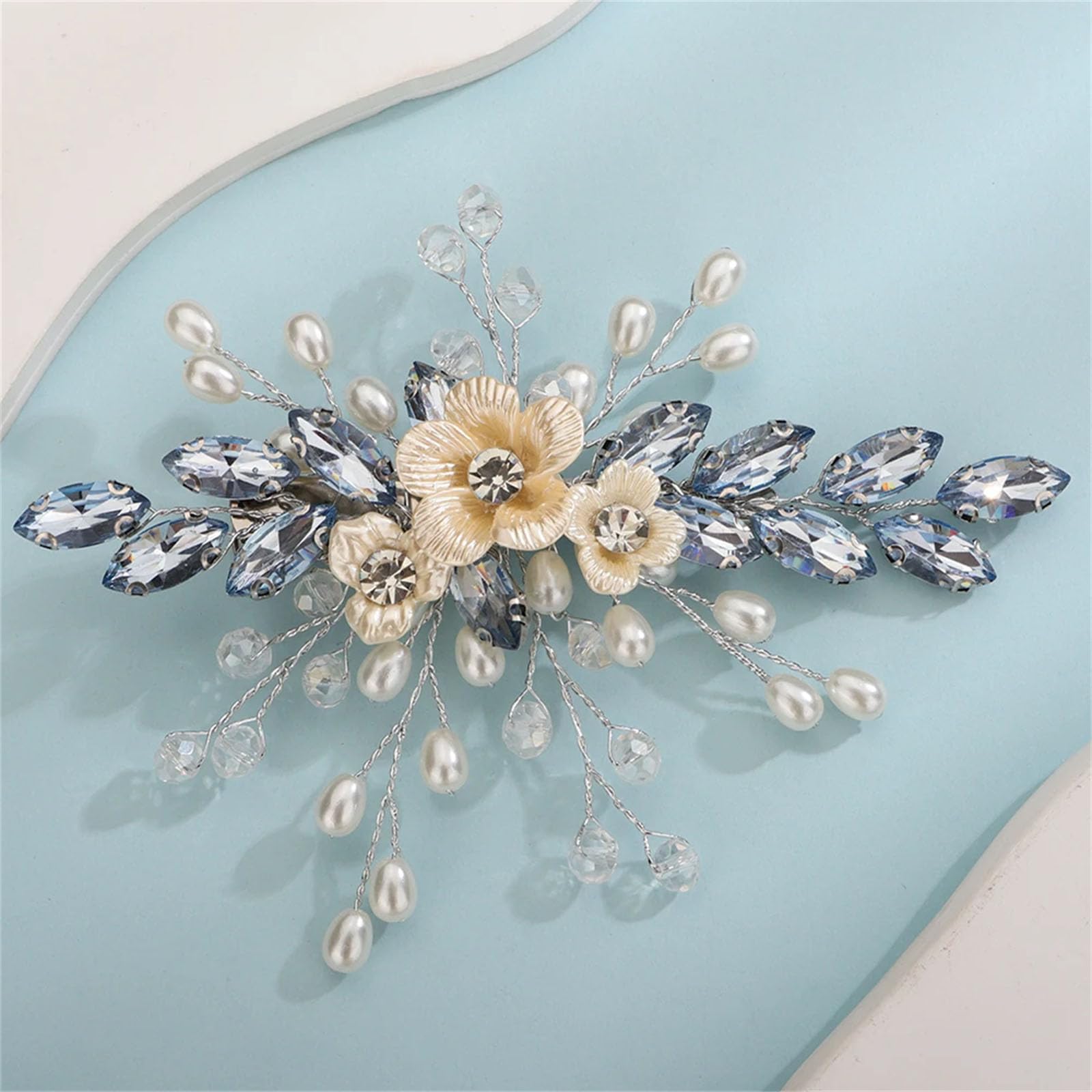 Coiffes de fleurs bleu menthe pour mariage champêtre et coiffure de mariée