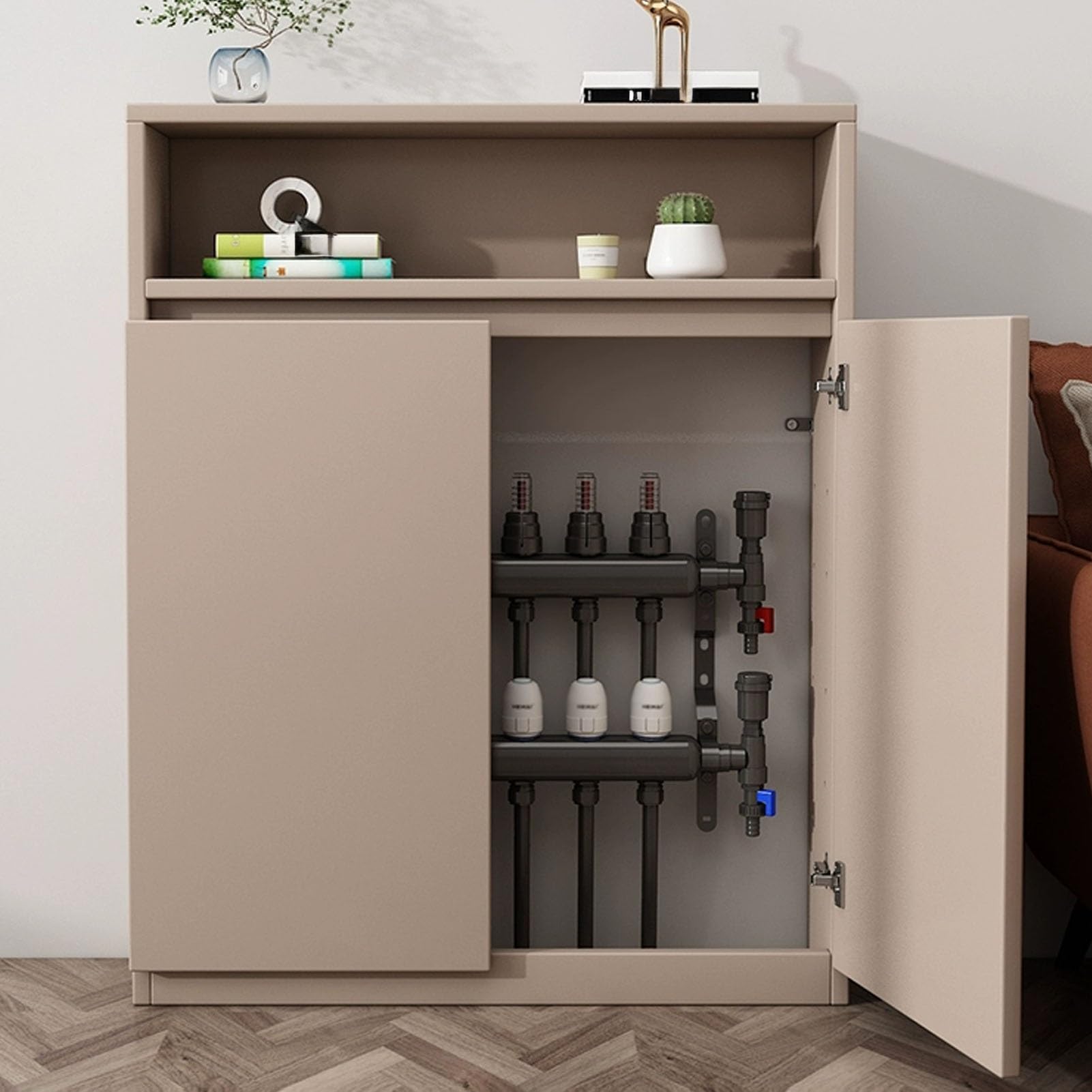 Armario para radiador en la sala de estar con rejilla ajustable y estante superior