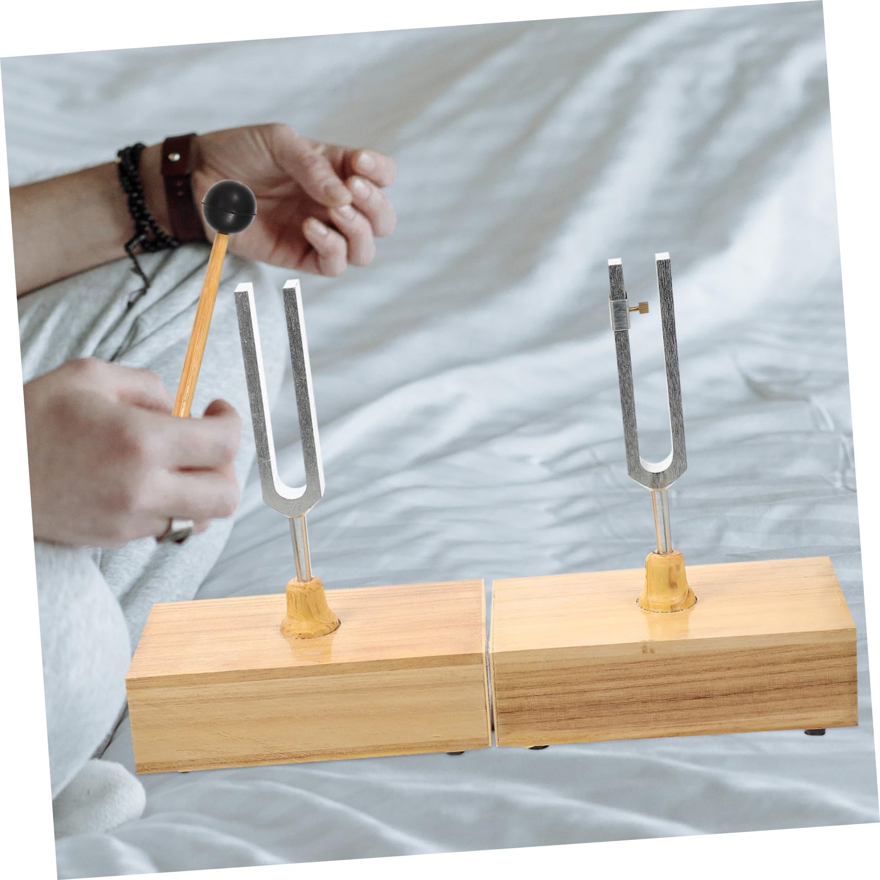 Gatuida Metallstimmgabel 440hz mit Hammer und Holzsockel für Physikalische Akustikexperimente Stabile Platzierung und Einstellbare Resonanz für Unterricht und Labor