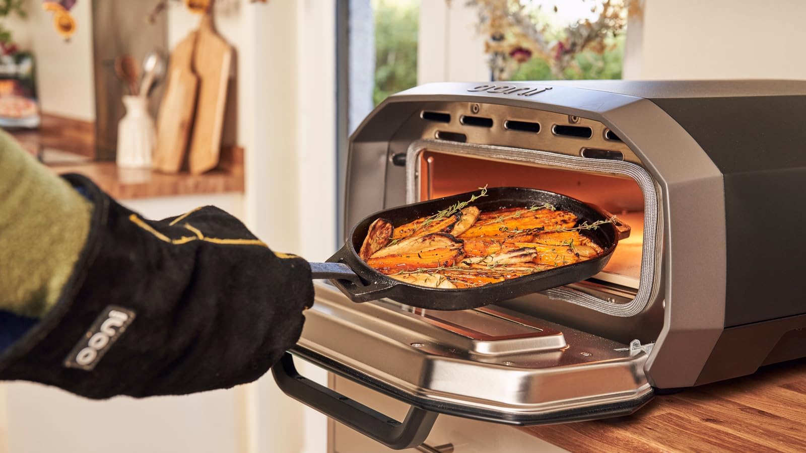 Ooni Gusseisen Sizzler Pan - Grillpfanne 31cm x 16cm Sizzler Platte mit abnehmbarem Griff und Edelstahl Untersetzer, voreingebranntes antihaftbeschichtetes ofenfestes Kochgeschirr, Pizzaofen und