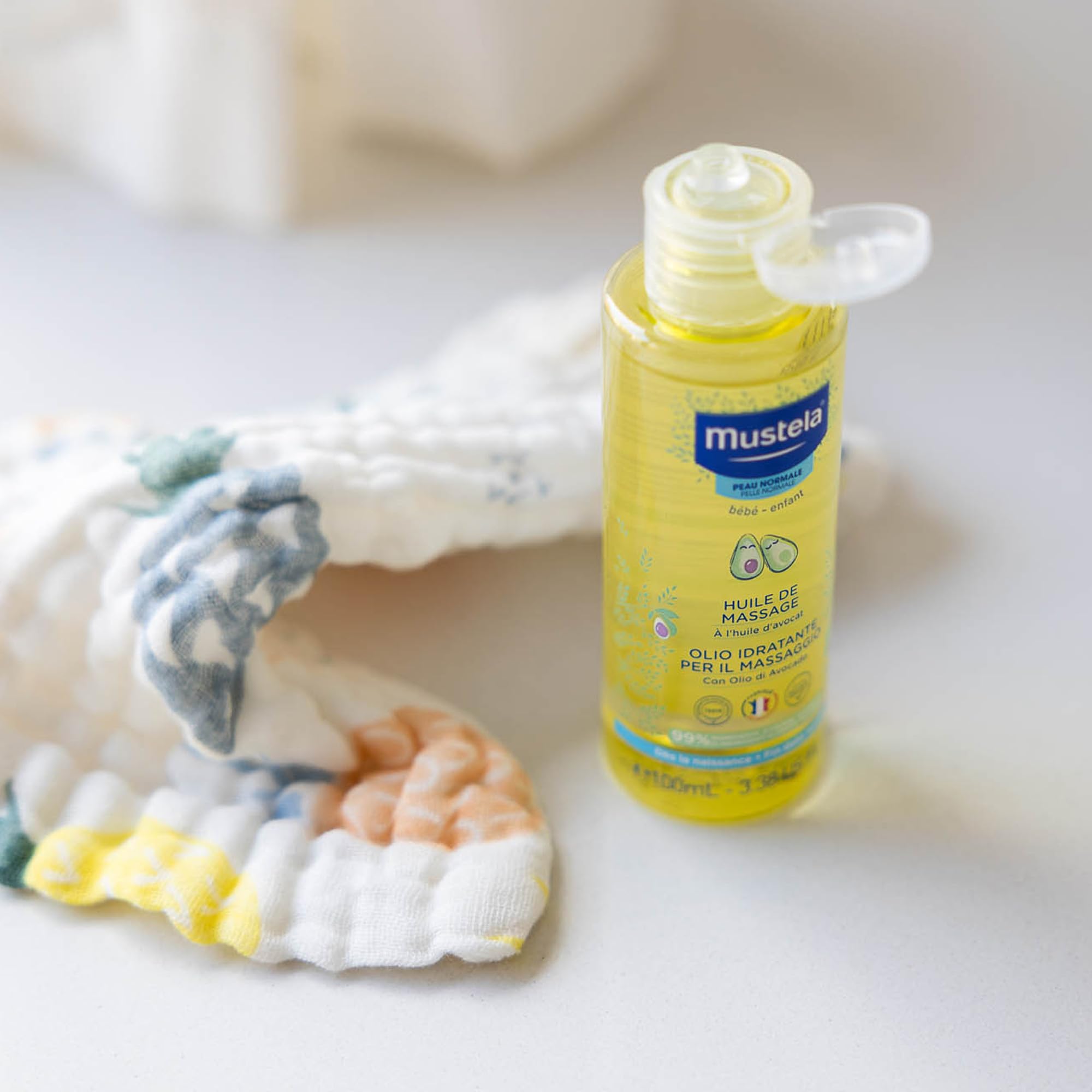 Mustela Olio Idratante per il Massaggio Neonatale con Avocado, Melograno, Girasole, Corpo Neonati e Tutta la Famiglia - Idrata e Mantiene la Pelle Morbida, 99% Ingredienti di Origine Naturale (100ml)