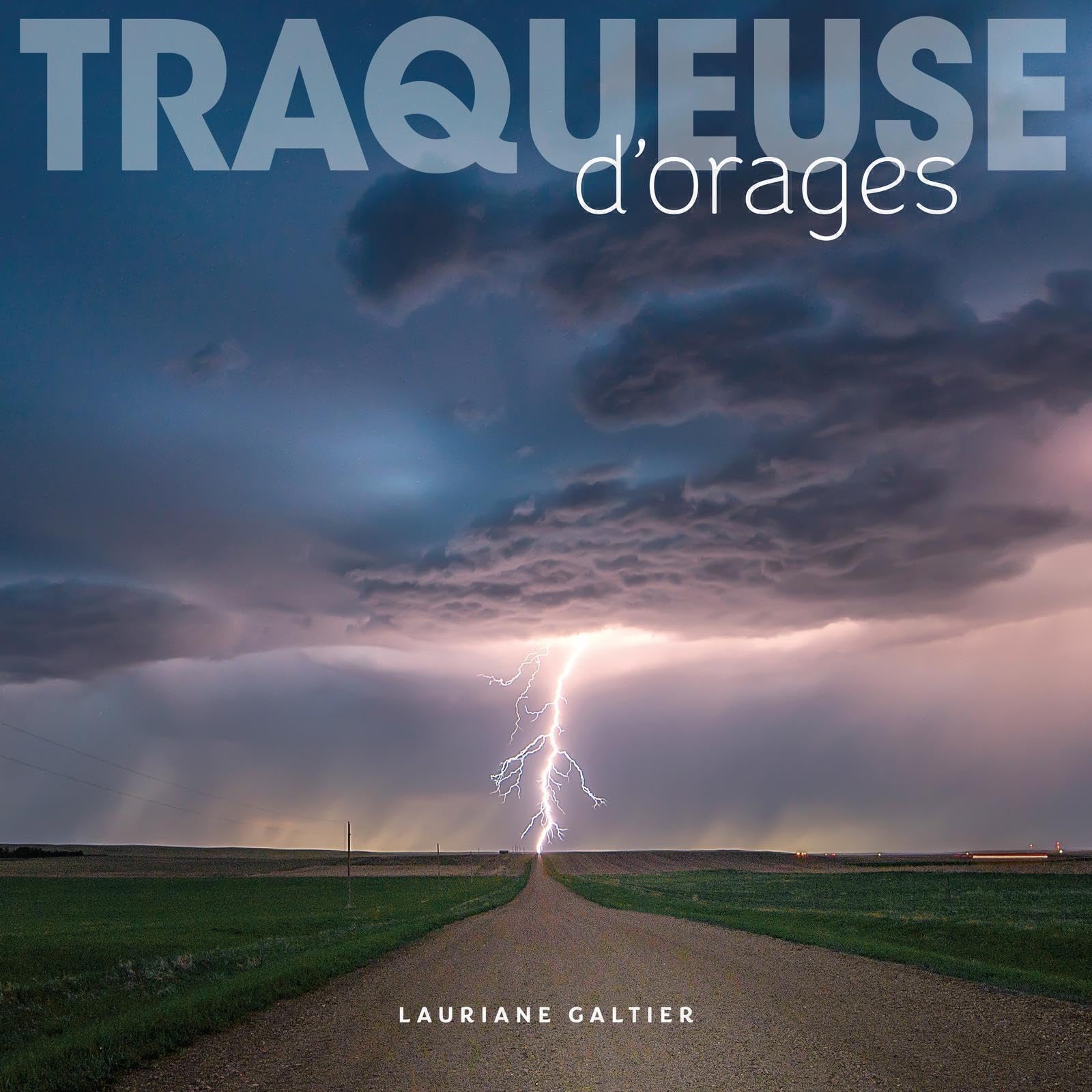 Traqueuse d'orages sous forme de veste technique imperméable pour la randonnée