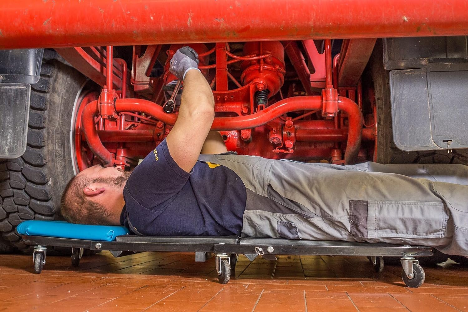 Hazet Banco rodante 195-3, Carro de taller con asiento y función reclinable, 6 ruedas para una capacidad de carga de hasta 150 kg, tapizado para trabajar cómodamente en el automóvil